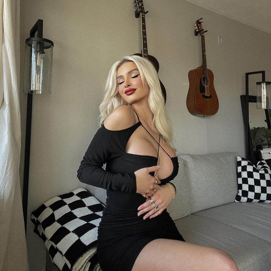 SHEINのインスタグラム：「Check out @alexaanastasiaa's sofa setup! 🏁 That auto flag aesthetic has got our hearts racing 🏎️🔥  🔎11740730 14483405  #SHEIN #SHEINforAll #SHEINstyle #fashion #chic」