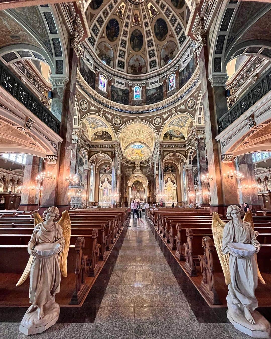 渋佐和佳奈さんのインスタグラム写真 - (渋佐和佳奈Instagram)「【Milwaukee旅②】  📍 Basilica of Saint Josaphat  素晴らしいドーム、ステンドグラス、彫刻、細かな装飾があり、美しい大聖堂でした🏵 建材は、解体されたシカゴの郵便局の資材を使ったものだもそうです。  #アメリカ #アメリカ在住 #アメリカ暮らし #シカゴ在住 #シカゴ #シカゴ生活 #シカゴ暮らし  #ミルウォーキー #ミルウォーキー旅行 #Milwaukee #聖ヨサパット大聖堂 #basilicaofstjosaphat  #usa🇺🇸 #Chicago #chicagogram  #アナウンサー  #リポーター #シカゴ在住アナウンサー #渋佐和佳奈 #announcer #reporter #wakanashibusa」6月23日 22時56分 - shibusa_wakana