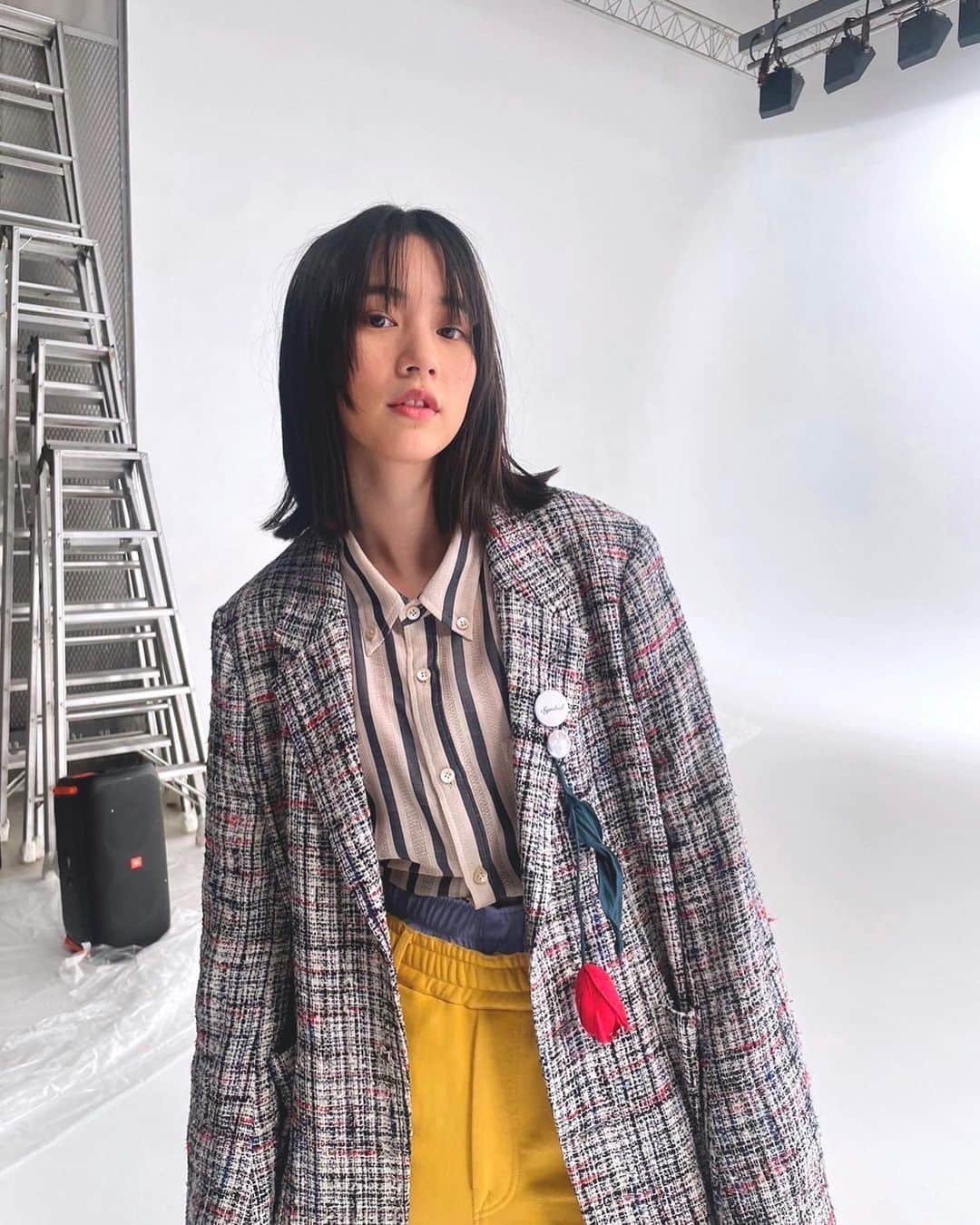 のインスタグラム：「Beautiful Stars ＭＶのオフショット🔥  ライブリハが始まった。 新曲ばかりで自分が追いつけるか心臓バクバクしてる。 でもすごく楽しくて気持ちが燃えまくってる。 うでーが鳴るーぜー💪  Photo📸&Styling: @izumimachino Hair&Make up: Shie Kanno  #のんPURSUE」
