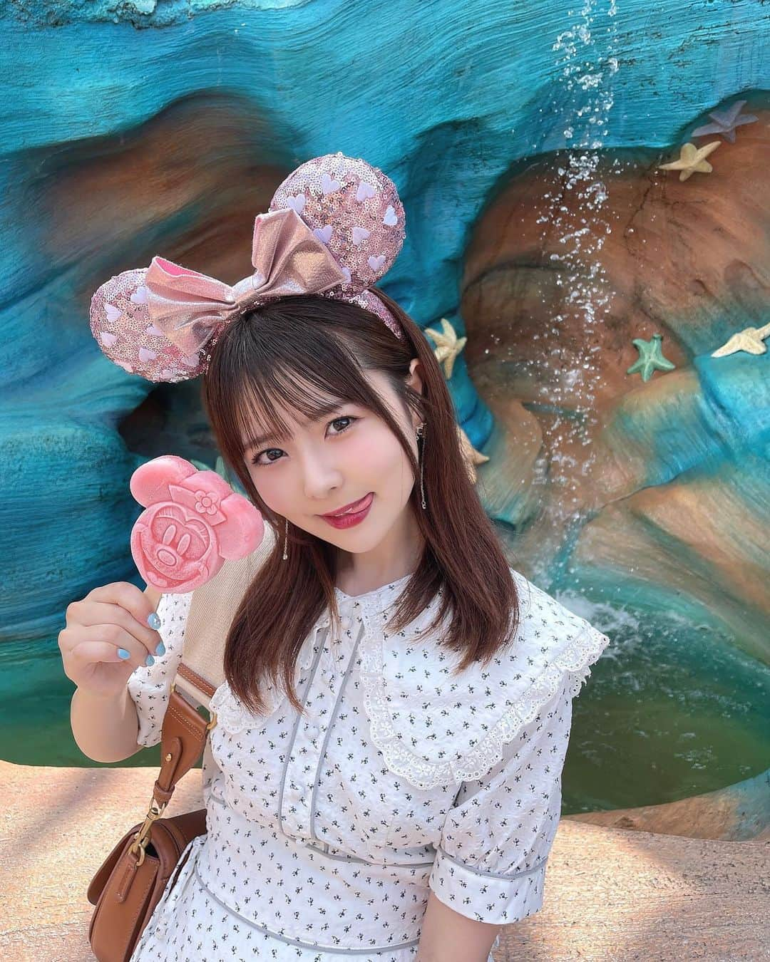 久保田沙矢香のインスタグラム：「アイス毎日食べたくなる🫠♡  #東京ディズニーシー #ディズニーシー #ディズニー #ディズニーカチューシャ #ディズニーコーデ #ディズニー写真 #ディズニーフード #ミニーちゃん #ミニーコーデ #ミニーマウス #ミニーカチューシャ #tokyodisneysea #disneysea #夏コーデ #夏服コーデ #ワンピース #花柄ワンピース #evelyn」