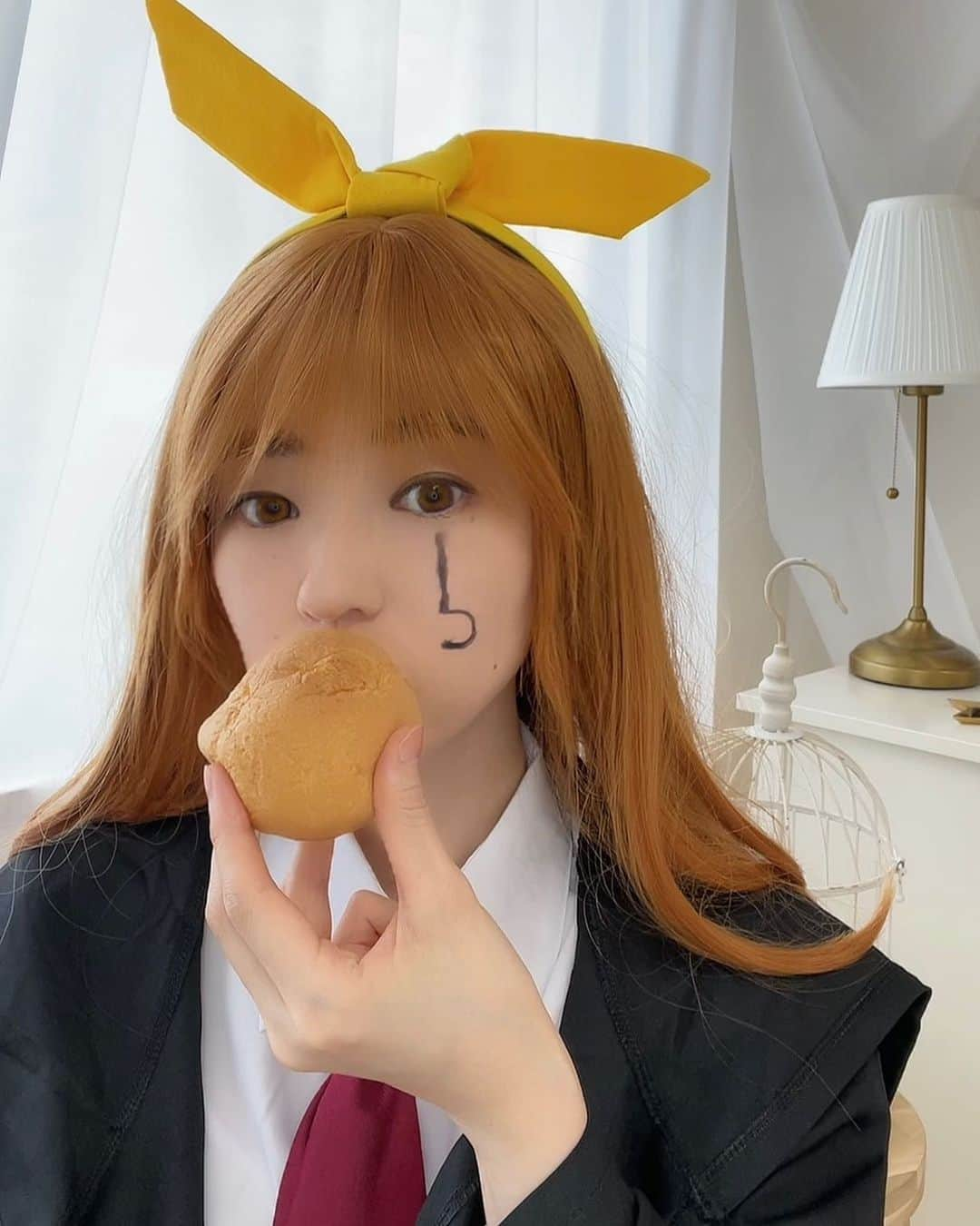 山口真奈のインスタグラム：「【 #コスプレもぐもぐ 】マッシュル レモン  TikTok YouTubeに動画をアップしました🫶  もっもっと食べているのはもちろん #モンテール さんのコラボ #シュークリーム マッシュくんVer.  #マッシュル #レモン #コスプレ#マッシュルコスプレ #レモンコスプレ #山口真奈 #アナウンサー」