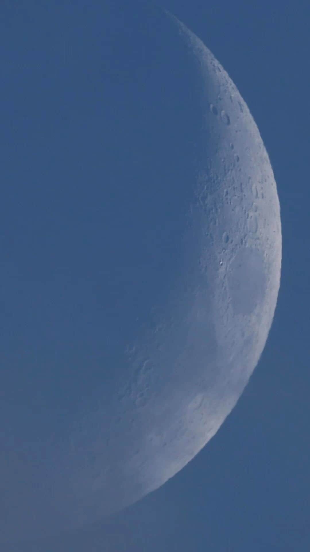 Keith Ladzinskiのインスタグラム：「Crescent moon, eclipsed by passing storm clouds yesterday evening.  - Filmed on @canonusa r3 w/ 600mm f/4 + 2x converter  #crescentMoon」