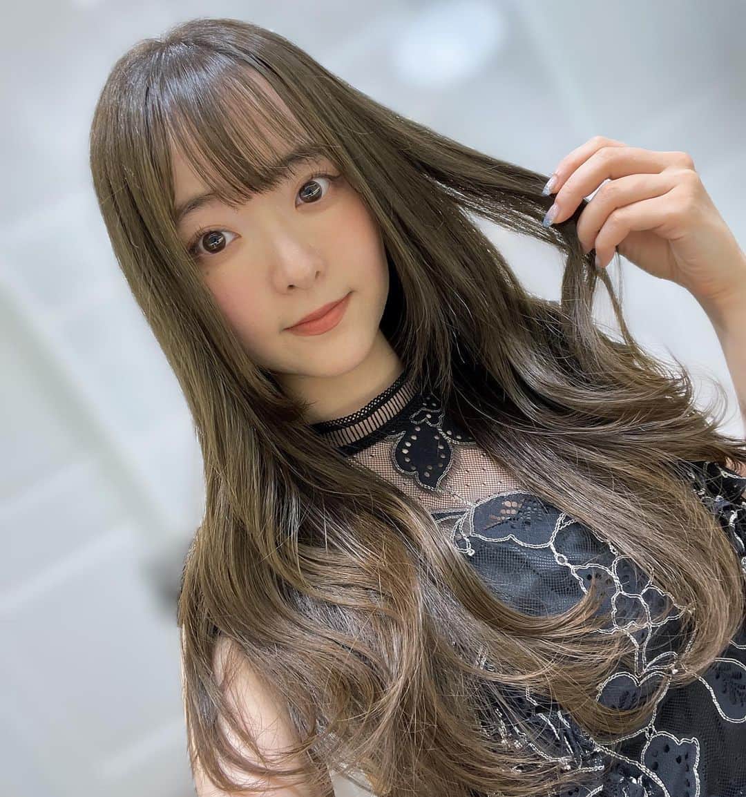 のインスタグラム：「Rayreeeさんで髪の毛染めて、前髪も重くして、トリートメントもしていただきました🥰 つっきーに「その髪色の時いつも美少女です」って言われて嬉しかった🥰 なおてゃんにも「今日いつもと違いますか？」って聞かれた〜🥰 てへへ😌 11月のワールドダイスターのライブに向けて実は伸ばしてます🤩」