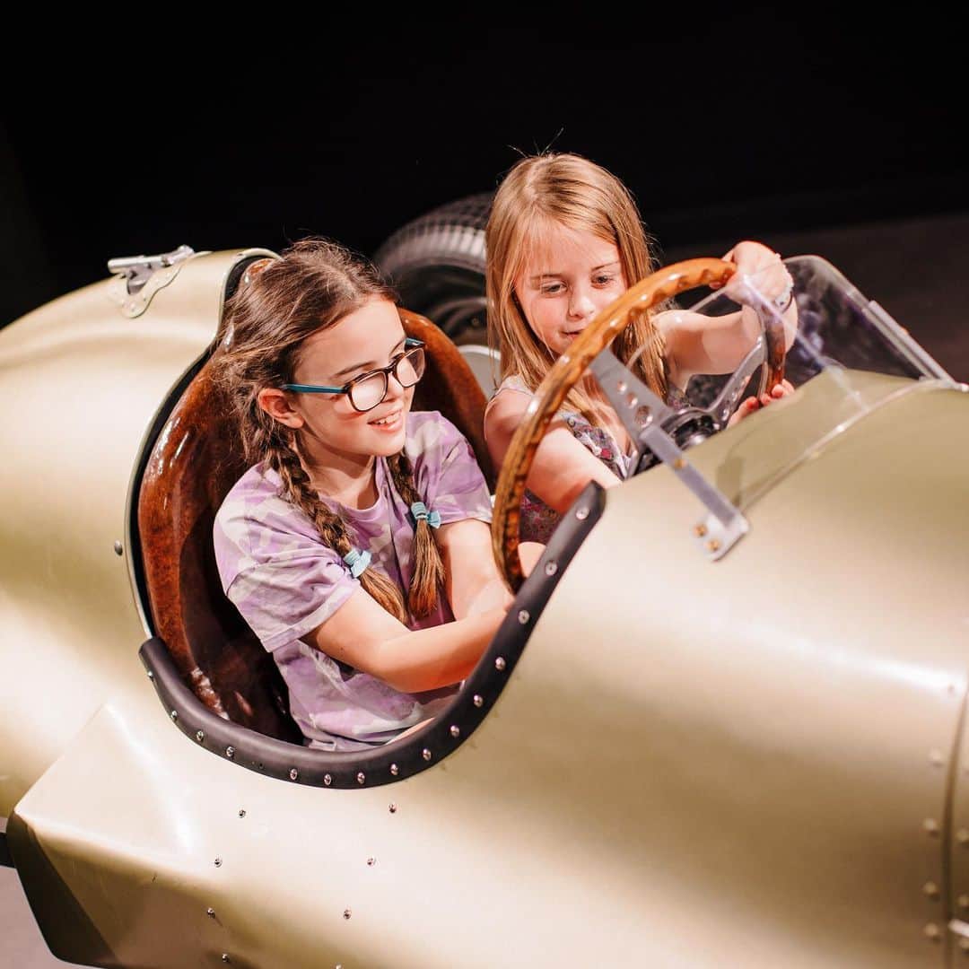 MERCEDES AMG PETRONASさんのインスタグラム写真 - (MERCEDES AMG PETRONASInstagram)「Last week we teamed up with Brackley Girlguiding at the mega @silverstonemuseum to explore the world of STEM and to chat about career pathways and opportunities in motorsport. 📚🏎」6月23日 23時15分 - mercedesamgf1