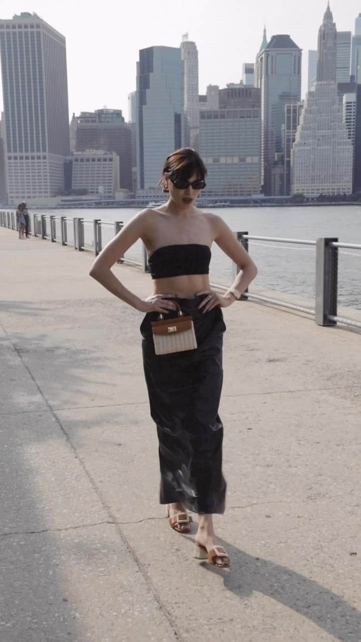 ナタリー・スアレスのインスタグラム：「I have always had to live by the water. It’s my home and sense of calm. The @rodosince1956 Spring/Summer 2023 collection of Made in Italy shoes and bags makes walks on the waterfront a lot more beautiful. This is an easy combination I’ll be wearing all summer long. #Rodo #RodoSince1956 #ADV」