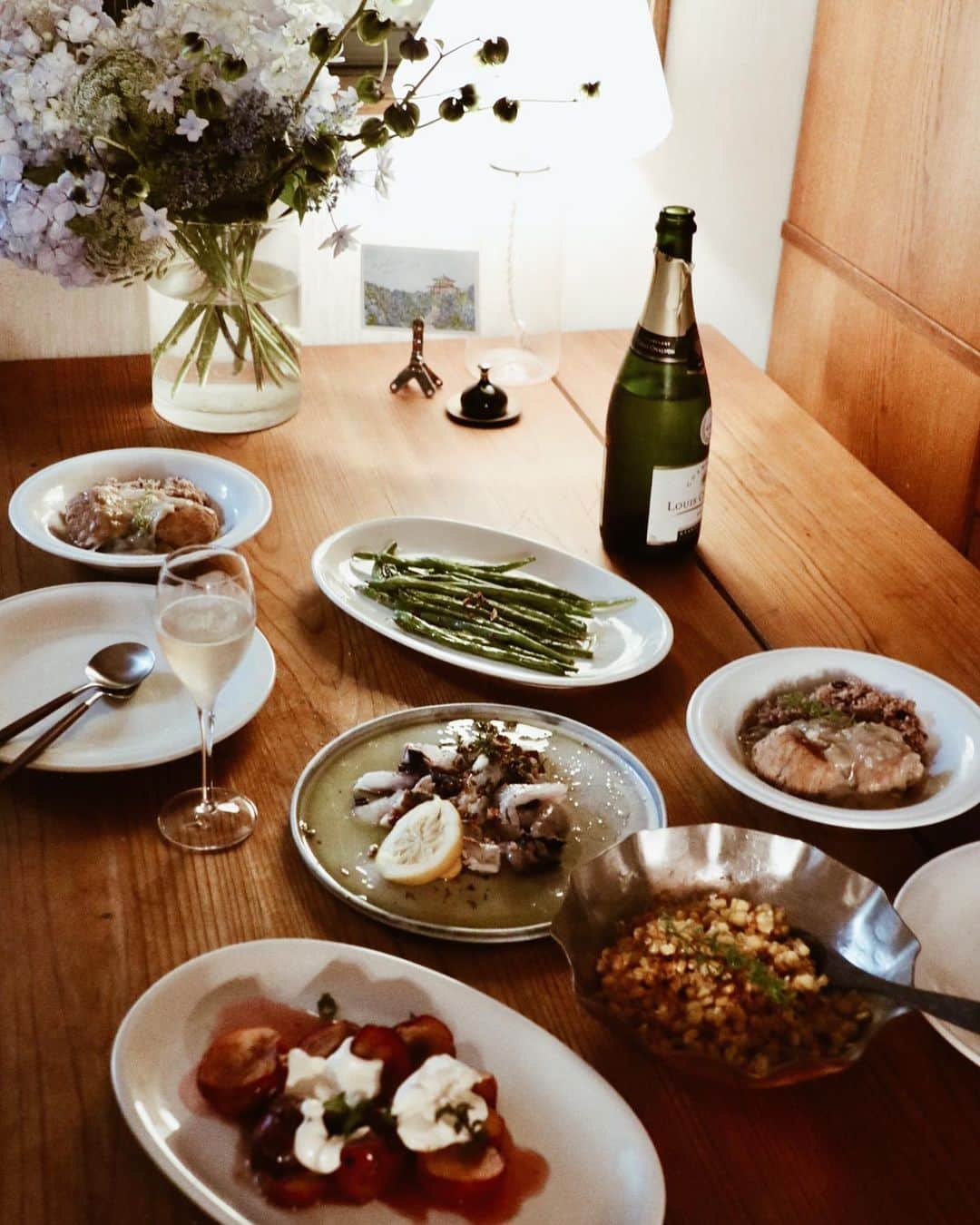 村上萌のインスタグラム：「ポーピエットという(我が家にとっての)魔法の料理を仕込んでおいたので、ナイター⚽️終わりに急いで盛っただけの食卓でも歓喜があがる。 夫が小さい頃から、誕生日とクリスマスにだけお母さんに作ってもらっていたという料理。価値は思い出が作るんだなぁ🧑‍🍳次回は冬に。  #暮らしの微調整 #受けつぎごと #都倉家のポーピエット」