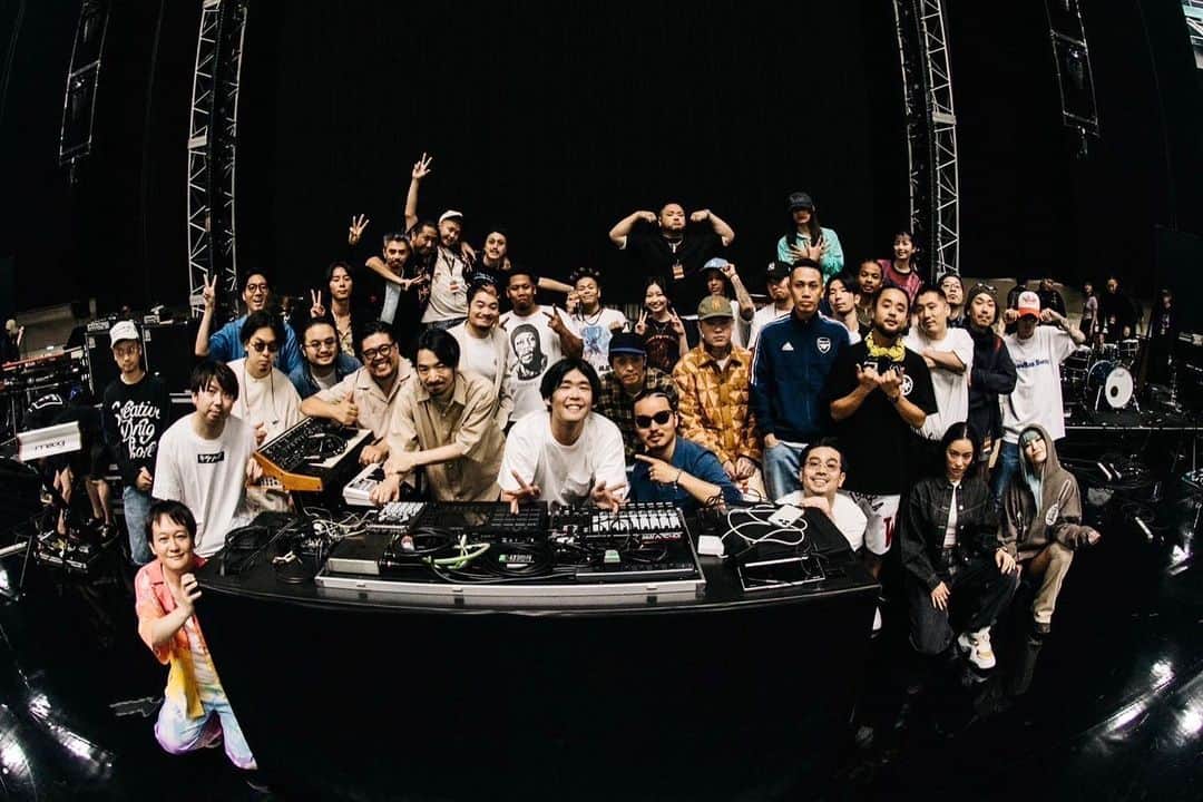 ハマ・オカモトのインスタグラム：「🫰  すたっつぁん、武道館ライブ成功と誕生日おめでとう！ 思い返すと初コンタクトは源さんの現場でしたね。  あなたのその朗らかで平和的な空気に "同い年か、もしくは年下だろうな、可愛らしいし" と思って暫くタメ口きいてたら、年上だとわかって(僅かな差だけど)めちゃくちゃ謝ったことが始まりでしたね。  それから、色々と頼ってばっかりで、その都度驚かされてきたけど、今日のライブは本当に素晴らしかった。 あんな誕生日会に出席したことないよ（笑）  「才能とSTUTSの人柄がないと、今日みたいな日は成功しない」 裏でみんな口を揃えて言ってました。 あんなメンツで、あんな平和な空気を作れるのはSTUTSだけだね！  友達として、とても誇らしい1日でした。 またメキシコ料理いこね！🤝」