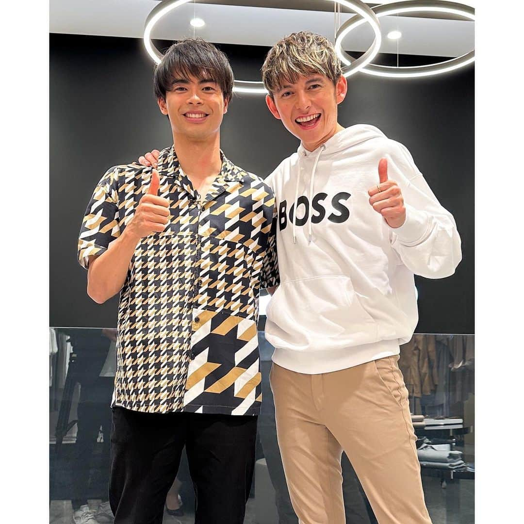 ハリー杉山のインスタグラム：「"BOSS x 三笘薫"  世界中のフットボール・ファンに今季沢山の感動を与えた三笘薫選手と🔥  上質でスタイリッシュ。最高なフィット感を楽しく届けてくれる @boss のトークショーでmcを務めました⚽️  ブライトン、クリロナ、W杯のあのアシスト、股関節の内旋外旋  そして三笘選手が大好きな BOSSのお話もたっぷり😊  具体的なお話が知りたいですよね？🫣  それは是非とも月曜日のノンストップ！ 見てください☺️  結論としては  イギリス料理は美味しい  そしてブライトンのムキムキマッチョな メディカルの2人はずっとフルーツを食べてる  です😂😂😂  最高に楽しかった夜を三笘選手ありがとう！！！！  Hats off to @kaoru.m.0520 for a fantastic night with @boss ⚽️  We talked fashion, the goal against Liverpool, mentality, that assist at the World Cup, British food, his love for the sport and...  of course those super jacked medics at @officialbhafc 😂😂😂  What a charming gent and a beast of a pro!! try not to score any more against Arsenal!!! 😂😊  Best of luck🔥🔥🔥  #BeYourOwnBOSS」