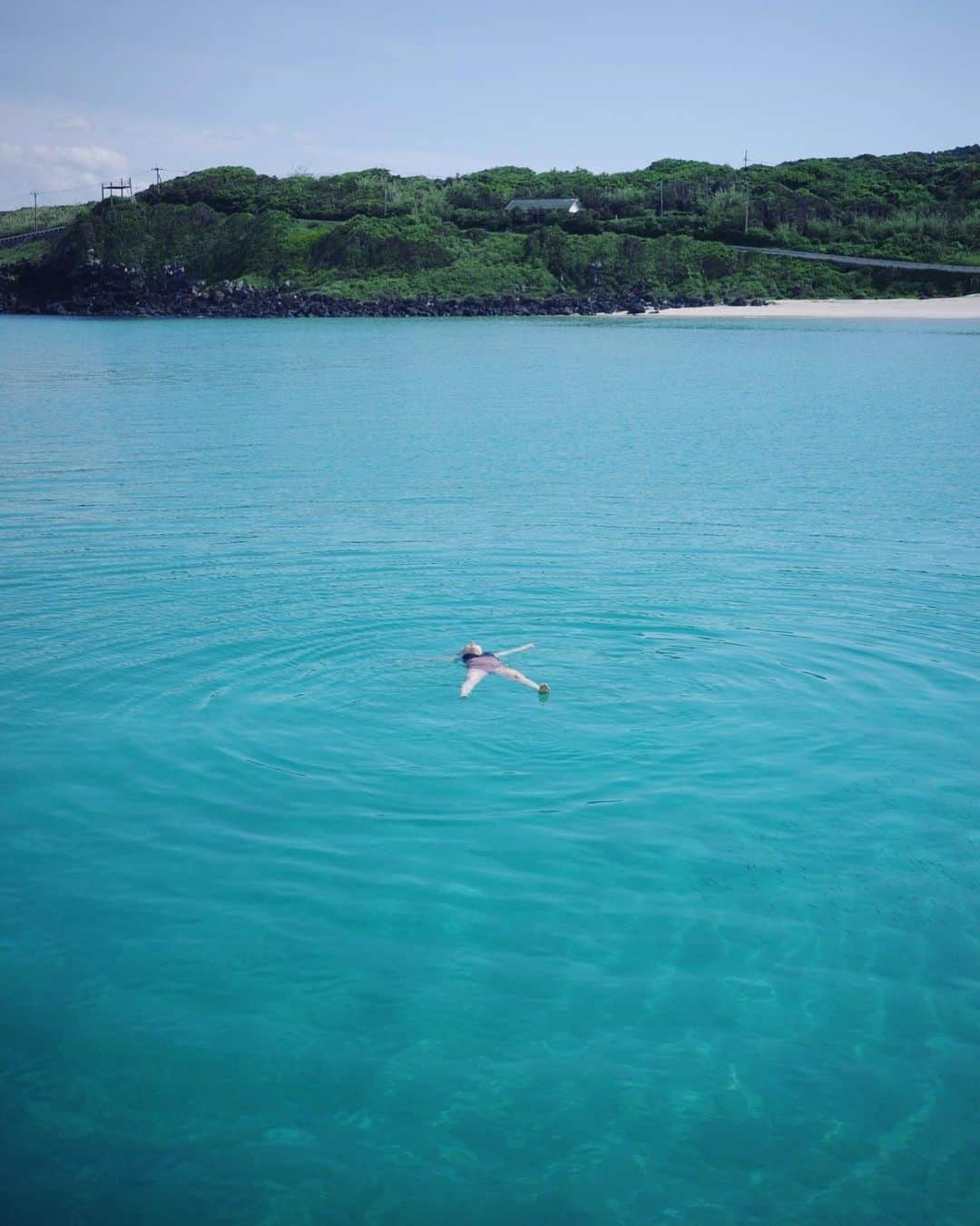 ももさんのインスタグラム写真 - (ももInstagram)「美しい五島列島の海✨ ずっと浮いてられる🏝  3枚目特にお気に入り🤣🤣🤣 りほのセンス最高💯www」6月23日 23時20分 - charanpo_momo