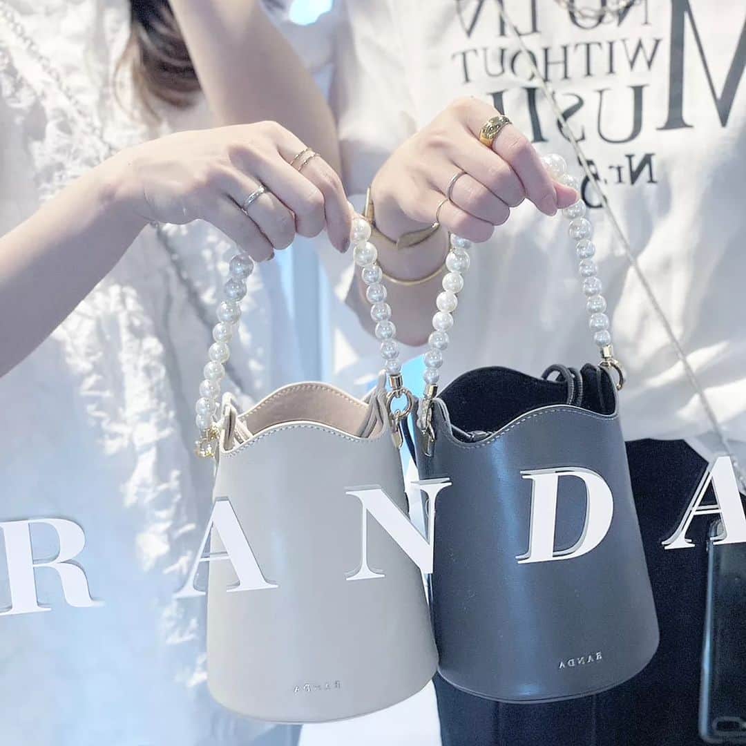 Eri Satoさんのインスタグラム写真 - (Eri SatoInstagram)「【👠RANDA 秋冬展示会👠】 · 展示会シーズンですねー✨ @randa_pic の展示会に お久しぶりのはるかちゃん🥺 @haruru0724 と一緒に行ってきました🥰 · 秋冬のRANDAはクラシカル🍂 ツイードや異素材ミックス、 キルティングやベロアなどが目立ってたよ！ ショートブーツやローファーは引き続き人気かな💓 · 私は一番最後の大きなリボンの靴をオーダーしてきました🙌 1枚目のバッグもかわいかったな✨ · RANDAさんは20周年なんだそう🎂 おめでとうございます✨ これからも可愛い靴やお洋服、楽しみにしております💓 · · #RANDA#ランダ#RANDA展示会#春夏#秋冬展示会#ブーツ#ローファー#靴#秋冬購入品」6月23日 23時20分 - satoeri626