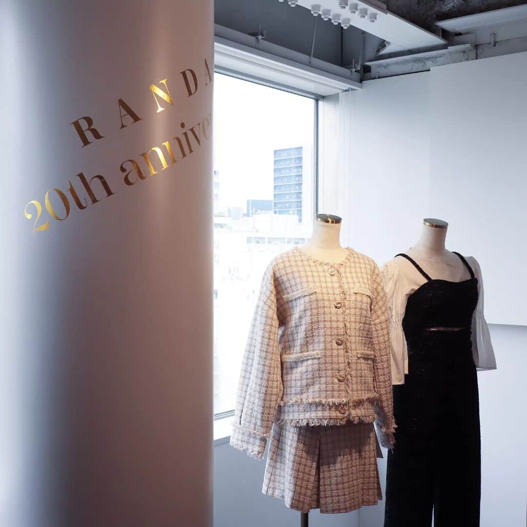 Eri Satoさんのインスタグラム写真 - (Eri SatoInstagram)「【👠RANDA 秋冬展示会👠】 · 展示会シーズンですねー✨ @randa_pic の展示会に お久しぶりのはるかちゃん🥺 @haruru0724 と一緒に行ってきました🥰 · 秋冬のRANDAはクラシカル🍂 ツイードや異素材ミックス、 キルティングやベロアなどが目立ってたよ！ ショートブーツやローファーは引き続き人気かな💓 · 私は一番最後の大きなリボンの靴をオーダーしてきました🙌 1枚目のバッグもかわいかったな✨ · RANDAさんは20周年なんだそう🎂 おめでとうございます✨ これからも可愛い靴やお洋服、楽しみにしております💓 · · #RANDA#ランダ#RANDA展示会#春夏#秋冬展示会#ブーツ#ローファー#靴#秋冬購入品」6月23日 23時20分 - satoeri626