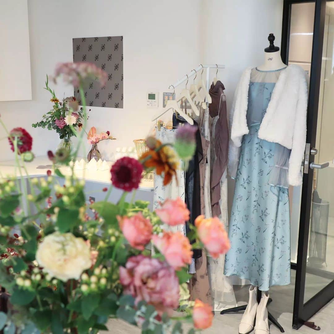 Eri Satoさんのインスタグラム写真 - (Eri SatoInstagram)「【👠RANDA 秋冬展示会👠】 · 展示会シーズンですねー✨ @randa_pic の展示会に お久しぶりのはるかちゃん🥺 @haruru0724 と一緒に行ってきました🥰 · 秋冬のRANDAはクラシカル🍂 ツイードや異素材ミックス、 キルティングやベロアなどが目立ってたよ！ ショートブーツやローファーは引き続き人気かな💓 · 私は一番最後の大きなリボンの靴をオーダーしてきました🙌 1枚目のバッグもかわいかったな✨ · RANDAさんは20周年なんだそう🎂 おめでとうございます✨ これからも可愛い靴やお洋服、楽しみにしております💓 · · #RANDA#ランダ#RANDA展示会#春夏#秋冬展示会#ブーツ#ローファー#靴#秋冬購入品」6月23日 23時20分 - satoeri626