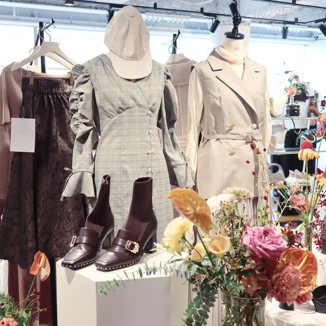 Eri Satoさんのインスタグラム写真 - (Eri SatoInstagram)「【👠RANDA 秋冬展示会👠】 · 展示会シーズンですねー✨ @randa_pic の展示会に お久しぶりのはるかちゃん🥺 @haruru0724 と一緒に行ってきました🥰 · 秋冬のRANDAはクラシカル🍂 ツイードや異素材ミックス、 キルティングやベロアなどが目立ってたよ！ ショートブーツやローファーは引き続き人気かな💓 · 私は一番最後の大きなリボンの靴をオーダーしてきました🙌 1枚目のバッグもかわいかったな✨ · RANDAさんは20周年なんだそう🎂 おめでとうございます✨ これからも可愛い靴やお洋服、楽しみにしております💓 · · #RANDA#ランダ#RANDA展示会#春夏#秋冬展示会#ブーツ#ローファー#靴#秋冬購入品」6月23日 23時20分 - satoeri626
