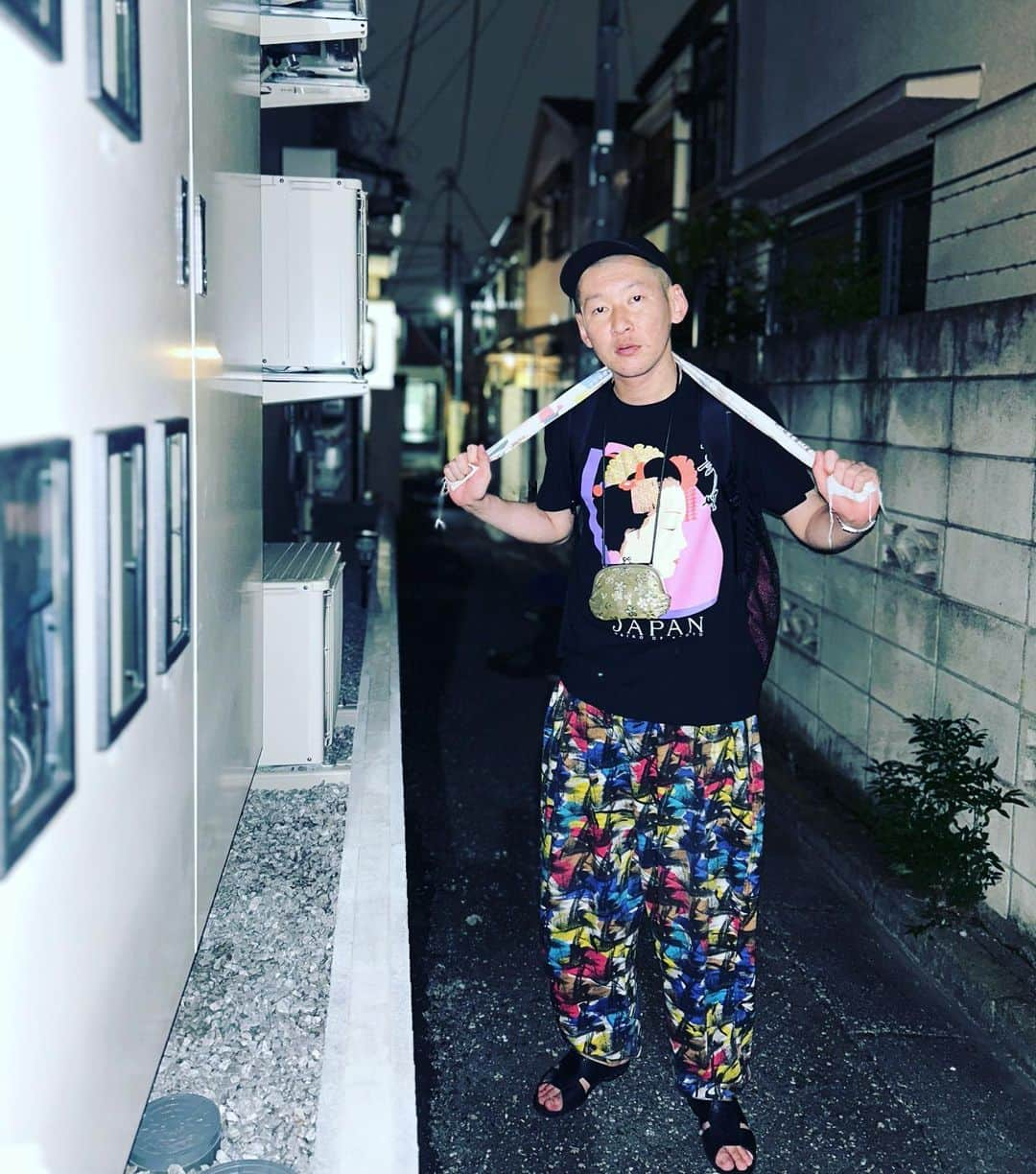 市川刺身さんのインスタグラム写真 - (市川刺身Instagram)「今日の服装。 ラジオ撮ってリモート打合せからルミネでコント。  朝起きるのしんどくて即座に準備で舞妓のTシャツ。 即座に着るのに適したイージーパンツ。 無駄づくりの帽子に黒の便所サンダルmont-bellのメッシュリュック金のがま口手ぬぐい。  高円寺帰宅して来て軽く飯食ってめちゃ眠いけど明日の仕事の準備をしなきゃで急いで路地で撮りました。 これから準備がんばれがんばれ。 路地ありがとう。  #今日着た服 #ファッション #古着 #手ぬぐい #明日早起き #こわい」6月23日 23時20分 - soitsudoitsu