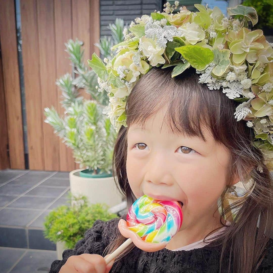 kyokkyさんのインスタグラム写真 - (kyokkyInstagram)「プチ反抗期の6歳 嫌なことがあれば、 『もぉ家族やめる❣️』 『森で妖精さんと🧚🏻‍♀️暮らす❣️』が口癖で…😅 不意に心に刺さる名言を言ってくるんで愛おしい🥰このままずっと元気に過ごしてください🥰大好きょ~❤️❤️❤️❤️❤️❤️ 追伸、SnowManは箱推しのサッくん寄りだそうです🩷😂🩷」6月23日 23時26分 - kyokky