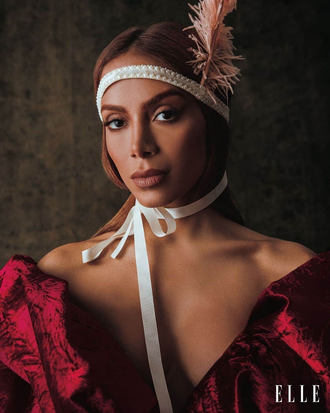 のインスタグラム：「“Mergulhei no estilo musical que sempre sonhei fazer. Os meus fãs vão amar. O Brasil vai, como sempre, falar bem e falar mal, mas não é o que me importa. O que me importa é a essência de quem é a Anitta como artista: essa pessoa sexual e livre para ser do jeito que é, sem mentira, sem máscara, sem acobertar as próprias atitudes, sejam elas bonitas ou feias. Acho que vem muito disso, da minha personalidade, de quem eu sou e fui como artista esse tempo todo”, diz @anitta em entrevista a jornalista @mlacombe no #Volume12 da nossa revista impressa, em que a cantora é capa. Nesta sexta-feira, 23.6, ela lança o primeiro clipe de seu álbum, da música “Funk rave”. Estamos de olho! 👀   Já comprou sua edição da nossa revista impressa para ler essa e outras matérias exclusivas? Então corra na nossa lojinha do Instagram ou no site.」