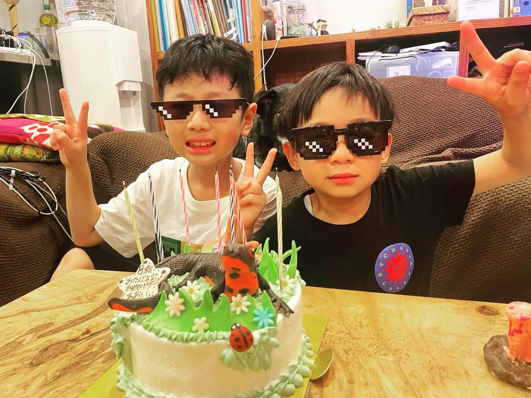 生尾佳子さんのインスタグラム写真 - (生尾佳子Instagram)「happy birthday AOI! 8歳になったよ〜 仲良し友達と今年もお祝い出来ました♪ 今年はアカハライモリのケーキ！ バースデーの帽子かぶって学校行ったよ。近所の人がご機嫌boy電車で見つけたと教えてくれました。 パーティーのゲーム中に雷落とされて大号泣で場が荒れた中ケーキタイム。 なかなか思い出深い誕生日になりました🥳 スクスク育て〜 #誕生日ケーキ　#アカハライモリ #モンテミニョン #いつまでも仲良し　#ゲーム中テレビ壊すなよ　#涙の誕生日 #3日連続お祝い」6月23日 23時29分 - yotikoikuo