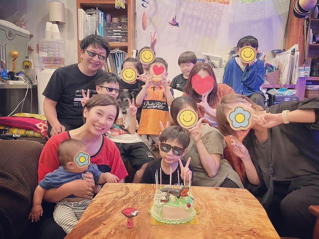 生尾佳子のインスタグラム：「happy birthday AOI! 8歳になったよ〜 仲良し友達と今年もお祝い出来ました♪ 今年はアカハライモリのケーキ！ バースデーの帽子かぶって学校行ったよ。近所の人がご機嫌boy電車で見つけたと教えてくれました。 パーティーのゲーム中に雷落とされて大号泣で場が荒れた中ケーキタイム。 なかなか思い出深い誕生日になりました🥳 スクスク育て〜 #誕生日ケーキ　#アカハライモリ #モンテミニョン #いつまでも仲良し　#ゲーム中テレビ壊すなよ　#涙の誕生日 #3日連続お祝い」