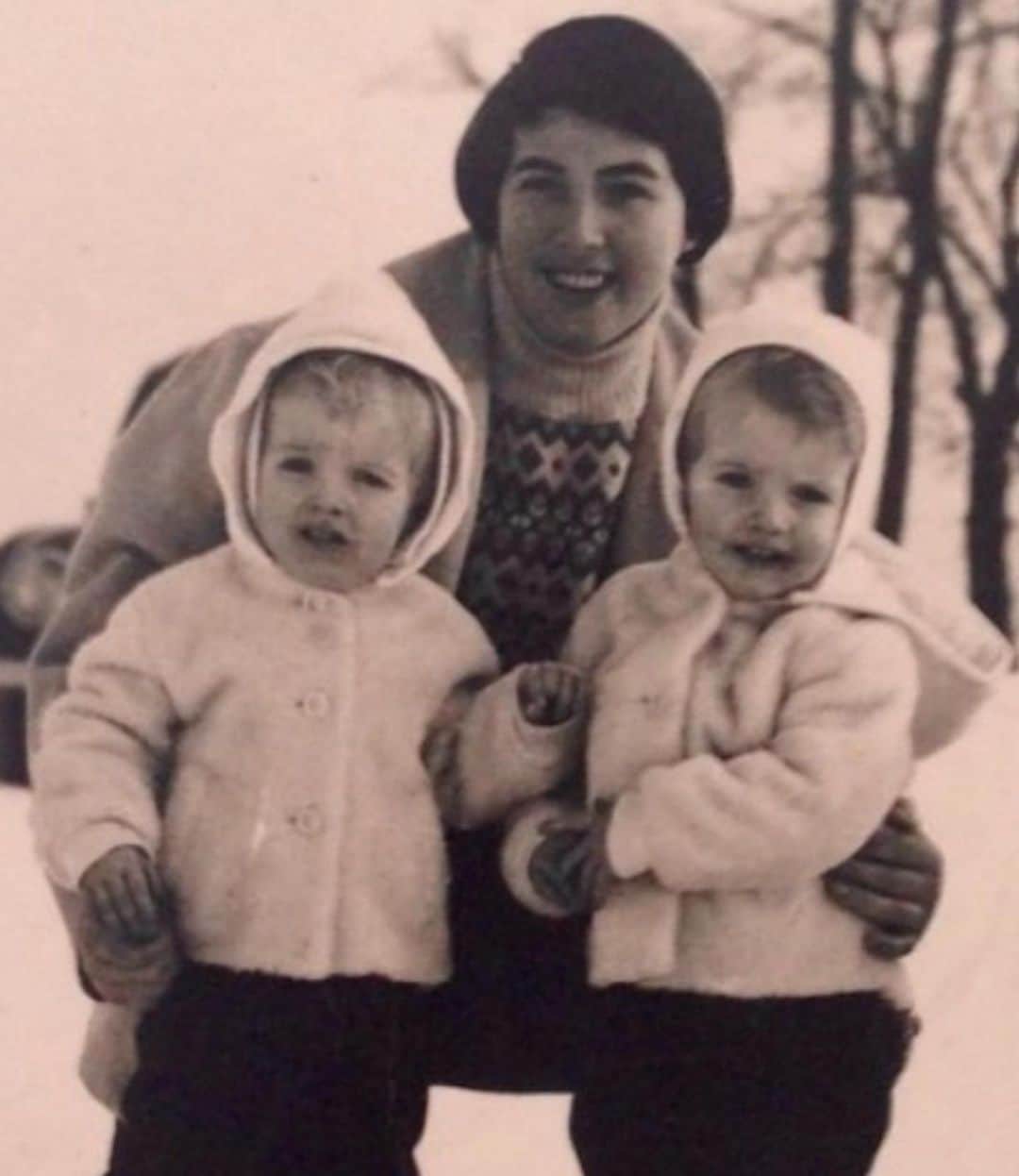 JULIEN D'YSのインスタグラム：「Happy birthday mom ✨🌹 🙏🏻✨with brother's claude and joseph , jumeaux ,❤️❤️twins ❤️ .......from 23 juin 1932 to 23 juin 2023 ..... 🐚🌞」