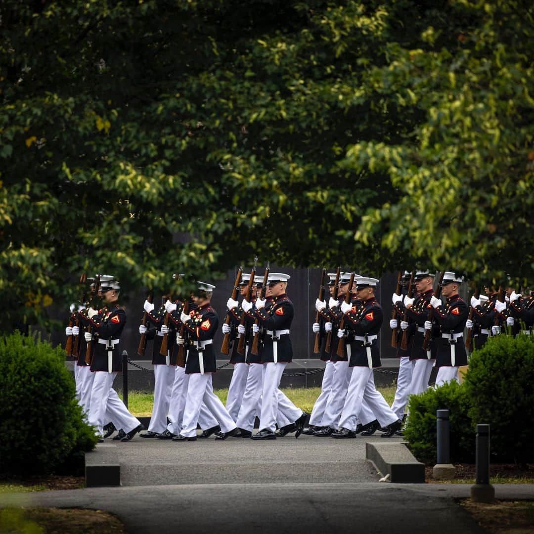 アメリカ海兵隊のインスタグラム：「Sunset Parade 🇺🇸   📍 Marine Corps War Memorial (June 20, 2023)  #Marines with @marinebarrackswashington perform during a Tuesday Sunset Parade.   The hosting official for the evening was Maj. Gen. Roberta L. Shea, Legislative Assistant to the Commandant of the Marine Corps, and the guest of honor was Ms. Cara Abercrombie, Deputy Assistant to the President, Coordinator for Defense Policy and Arms Control.   📷 (U.S. Marine Corps photo by Cpl. Mark Morales)  #USMC #MarinesOfTheCorps #SemperFi」
