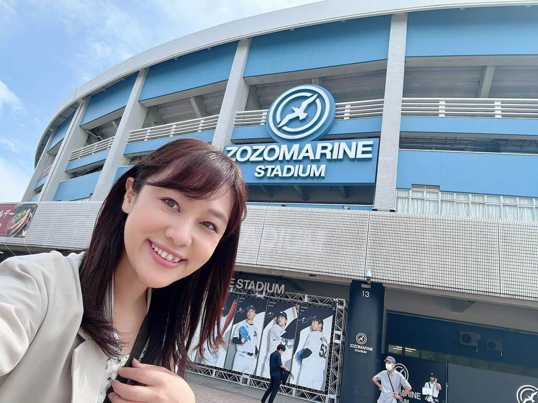 西村志野のインスタグラム：「＊ 今日は #ZOZOマリンスタジアム #マリーンズナイター  ロッテ×日本ハムのスコアラーでした⚾️  リーグ戦再開初日、満員御礼✨ たくさんのファンの方が集まっていて それぞれの野球がある日常っていいなあと 改めて感じました☺️💕 ＊ そして今日は何といっても 習志野高校吹奏楽部のみなさんの演奏！  マリーンズ、ファイターズ 両チームの選手のみなさんも 試合前のメドレーを聞いて 大きな拍手を送っていました👏  攻撃中の応援、レッツゴー習志野、 迫力がすごかった！！！😭✨ 感動しました！！  それにのせられてか、 #拓大紅陵 出身の #加藤貴之 投手の投球もさすがでした。  試合もまさに高校野球かと思うような 1球1球見逃せない展開...！  今日も学ぶことが多くて楽しかった1日でした⚾️✨ ＊ #chibalotte #lovefighters #チバテレ #千葉テレビ  #千葉ロッテマリーンズ #北海道日本ハムファイターズ  #プロ野球 #野球 #プロ野球中継 #スコアラー #海浜幕張 #マリーンズ #ファイターズ #吹奏楽部 #習志野高校吹奏楽部  #習志野 #習志野高校 #吹奏楽 #野球好き #野球女子  #野球MC #野球リポーター #野球アナウンサー #アナウンサー #フリーアナウンサー #西村志野」