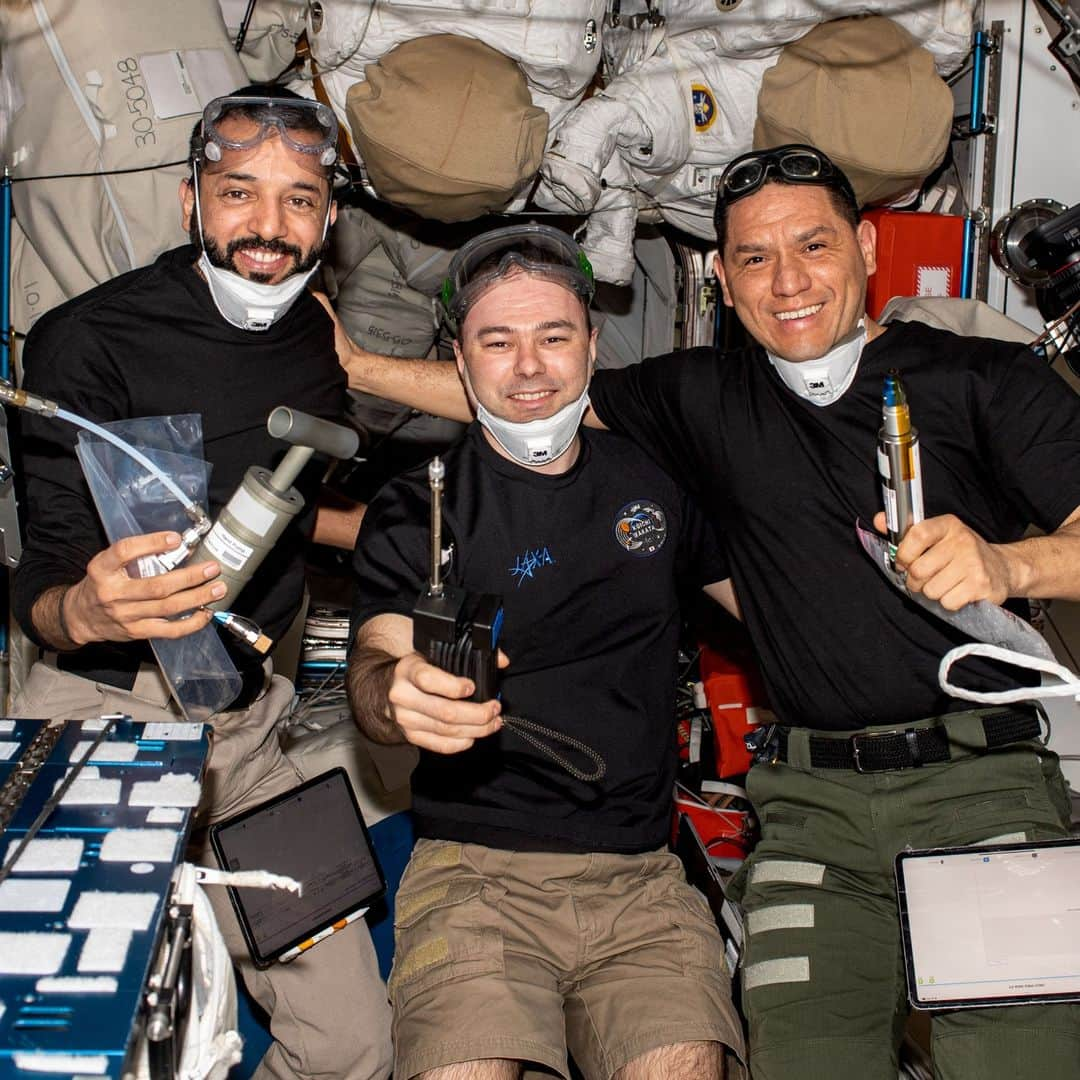 国際宇宙ステーションさんのインスタグラム写真 - (国際宇宙ステーションInstagram)「Expedition 69 Flight Engineers (from left) Sultan Alneyadi of UAE (United Arab Emirates), Dmitri Petelin of Roscosmos, and Frank Rubio of NASA pose for a portrait inside the International Space Station's Harmony module holding a variety of orbital hardware shortly after the arrival of the SpaceX Dragon cargo vehicle on June 6, 2023.  #nasa #uae #unitedarabemirates #astronaut #roscosmos #astronaut #harmony #hardware #international #international #space #station」6月23日 23時39分 - iss