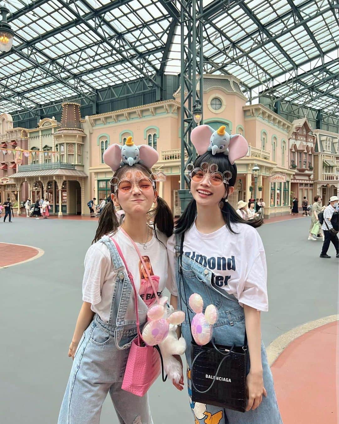 石綿日向子のインスタグラム：「🐘💕🪽  ダンボさん双子コーデ 超楽しかった〜  #パリピめがねすぎ #隠せなかった髪ゴム小学生」