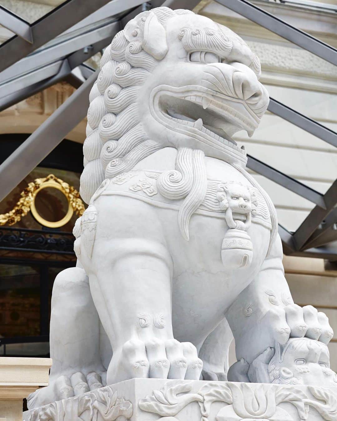 The Peninsula Hotelsさんのインスタグラム写真 - (The Peninsula HotelsInstagram)「A dose of tradition to welcome you to @thepeninsulaparis (and all of our hotels!). These door lions  are believed to have powerful protective benefits for those who dwell inside.」6月23日 23時51分 - peninsulahotels