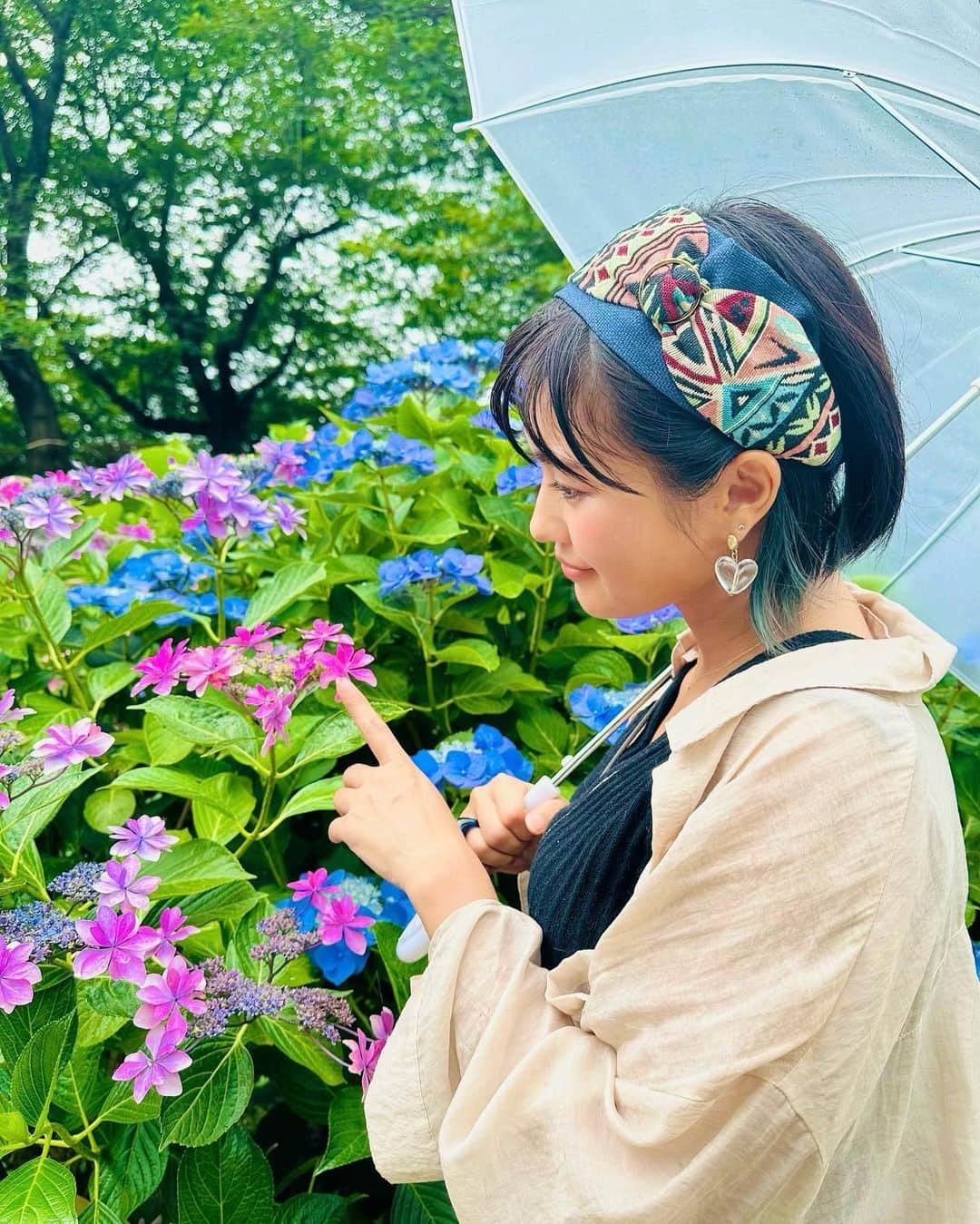 秋吉織栄（宮内かれん）のインスタグラム：「たまにはかわいらしく😗♡  紫陽花はどうしてこんなに 鮮やかな花を咲かせるのかな？？  雨の日の憂鬱を少しでも晴そうと してくれてるのかも✨✨  #紫陽花 #幸手権現堂桜堤  #幸手あじさいまつり  #楽屋こった　#舞台 #新宿 #女優 #舞台女優 #selfie #photooftheday #japan #beautifulflower  #trip #travel #trending」