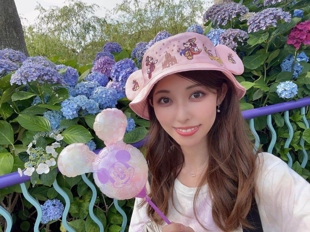 橘ゆりかのインスタグラム：「🩵💜💙💜 ⁡ ⁡ ディズニーシーの紫陽花きれいだったよ🪻 この時期毎年の楽しみ☺️☺️ ⁡ ⁡ ⁡ #tokyodisneysea #tds #mermaidlagoon #disneysea #hydrangeas #橘ゆりか #東京ディズニーシー #紫陽花 #ディズニー40周年 #バケハ #手持ちバルーン #ディズニーシー」