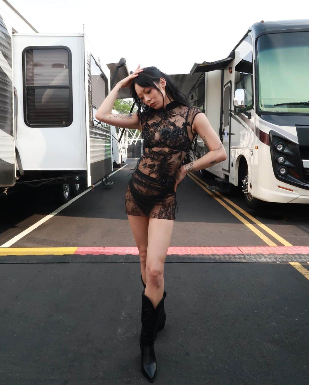 リナ・サワヤマのインスタグラム：「back on the road for hold the girl: reloaded tour, see u tomorrow @glastofest 💋」