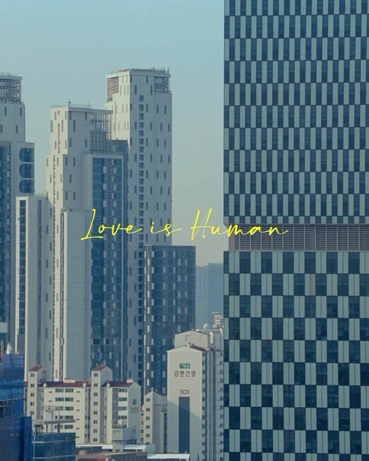 モンクレールのインスタグラム：「Love is Human is shot through the eyes of a LOVOT, an adorable and affectionate robot that Hiroshi Fujiwara first introduced us to at Moncler’s The Art of Genius event in London. Moncler ambassador Hwang Minhyun explores a new perspective on love as he dreams his way through the city of Seoul.  #MONCLERGENIUS #MONCLERFRGMT   @fujiwarahiroshi @optimushwang @lovot_official」
