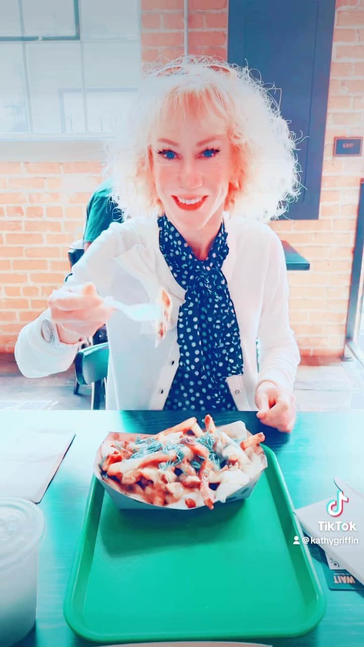 キャシー・グリフィンのインスタグラム：「HAHA. I DIDNT REALIZE THIS FILTER WAS ON! Anyway, I made you a cute little video about our visit to this place in Culver City. called @citizenpublicmarket. Everything was so delicious!   #FoodPorn #Food #Food #Laugh #Funny #KathyGriffin.」