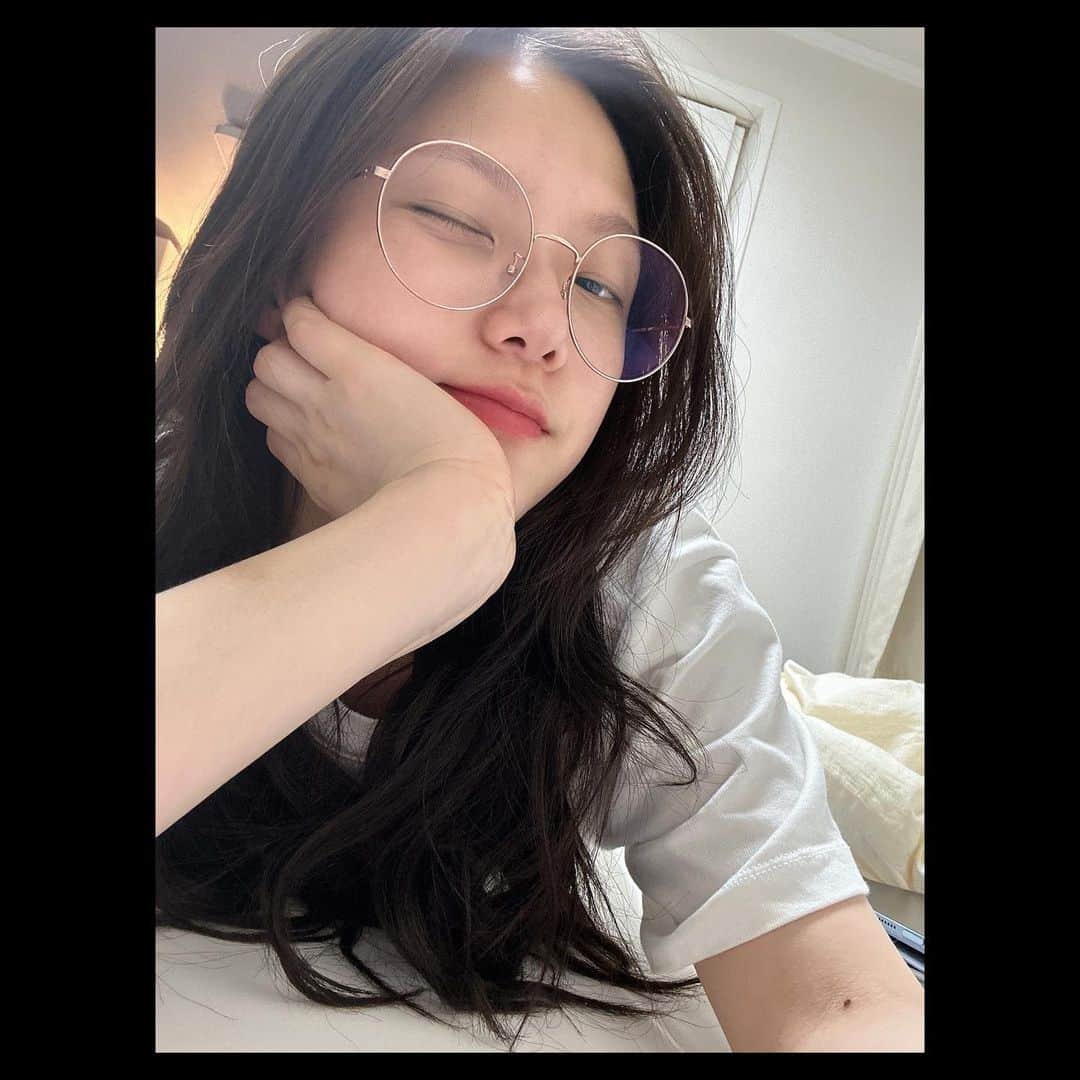 Ni Daのインスタグラム：「오랜만집순이 행벅해… 🫠 즐거운주말보낼거에요 어떻게든!!❣️」