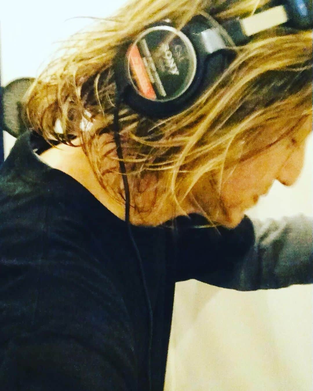 のインスタグラム：「+ AddicTripS +  K子。's ROOM  ・  2023.06.10  interview at recording studio  ・  後編  ・  ちょうど 数日前に会ったという 見た目は男性で 中身が女性の人の話を してくれた。   小・中学校時代に 壮絶な イジメに合って 辛い毎日だったけど 一人の女の子だけが いつも 挨拶をしてくれて  ただ それだけで  その子の存在に 救われた 日々だったそうだ。   彼女が いてくれなかったら 生きていなかったとも...。  (ちなみにその女の子は 当時異常な 健一さんファンだったらしい)   特別なことをしてくれた わけじゃなかったとしても  あの人の  あの時の一言に  笑顔に  存在に 助けられたって経験は  誰しも一度は あるんじゃないだろうか。   ほんの ささやかなことでも 自分が誰かに 希望の光を 与えてあげることは  できるかもしれない。   そして その誰か自身を 自分に置き換えた時  健一さんを 救ってくれたのは  音楽や映画・アート といった 芸術的なことに触れる喜びや 楽しむ時間だったという。  Addict の歌詞は どちら側の人に向けて 書かれているのだろう と思ったことが 何回かある。   そのままとれば 主人公の内面と向き合い やり場の無い 出口の見えない感情を 周りの人に向けて 気付いてあげてほしい  というふうにとれるのだが...  ふと思った。   自分が救われた音楽で やっぱり誰かを救いたいよね。   人でもそうだけど 「元気出していこうよ!」って 前向きに 背中を押してくれる場合と  「わかるよ」って その気持ちに 寄り添ってくれるものもある。   どちらに救われるかは  その人に よるかもしれないけれど きっと Addict の音楽に 大なり小なり 助けられている人は いるはずだ。  --「ぬくもり求め」には そういういろんな想いが...   「まぁ、あの曲だけじゃないけど だいたいそんなのが多い。 オレが作るもの 全く明るい曲がないっていう」   --そうですけど (自分で言っちゃってる・笑) でも 戦争とかっていうのは この一年ですよね？  「だから余計リアルに 思うようになった。  で  伝えるのはインスタとか そういうのもあるけど  でも ライヴ会場で伝えるのが 一番 わかりやすいんじゃないのかな。  実際ミラーナが ウクライナから出て来て ピアノ弾いてるとかさ  それだけでちょっと皆 考えるんじゃないかなぁってね」  昔 子供の頃に雑誌を見ていて どこでも 同じ話してるなーって 思ってた人がいて そしたらある時 その人の記事の中に こう書いてあって 急に「いつもの同じ話」が 私の中で 色を変えたということが ありました。  「同じ話を 何度もするということは それだけ心の中で いつでも 考えているということだ」  健一さんが 繰り返し 語らなくてもいい世界に 日本に 一日でも早く。   まずは  自分ができることからだな  うん。  ・  ・  Written by K子。  ・  ありがとうございます  ・  @atripminds2021   ・  🤘DON'T WORRY  ・  🇺🇦🇯🇵🇺🇦  ・  @rockonsocialclub   @otokogumi.tokyo」