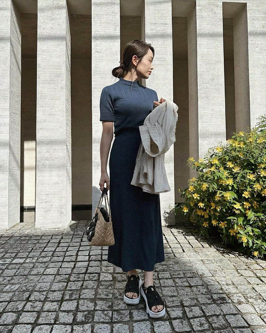 氏家夏乃のインスタグラム：「___  ᴍᴀᴍᴇ ᴋᴜʀᴏɢᴏᴜᴄʜɪ × ᴜɴɪǫʟᴏ  今更ですが今季たくさん着てる サマーニット #マメクロ 🧵  𝘟𝘚サイズ/𝘉𝘓𝘜𝘌 のset up✌︎ @mamekurogouchi @uniqlo_jp   リブ編みのディテール上品で可愛いし 程よく体にフィットしてくれるので 小柄さんにも本当おすすめ🪡  高見えもすんごい🤟🏻  #エアマックスココ は 歩きやすくて身長盛りも叶うから なんやかんや今年も大活躍中👟,  ________________________ #mamekurogouchi #uniqlo  #mamekurogouchiuniqlo  #マメクロゴウチユニクロ  #マメクロコーデ #151cm #低身長ファッションを楽しむ👶🏻」