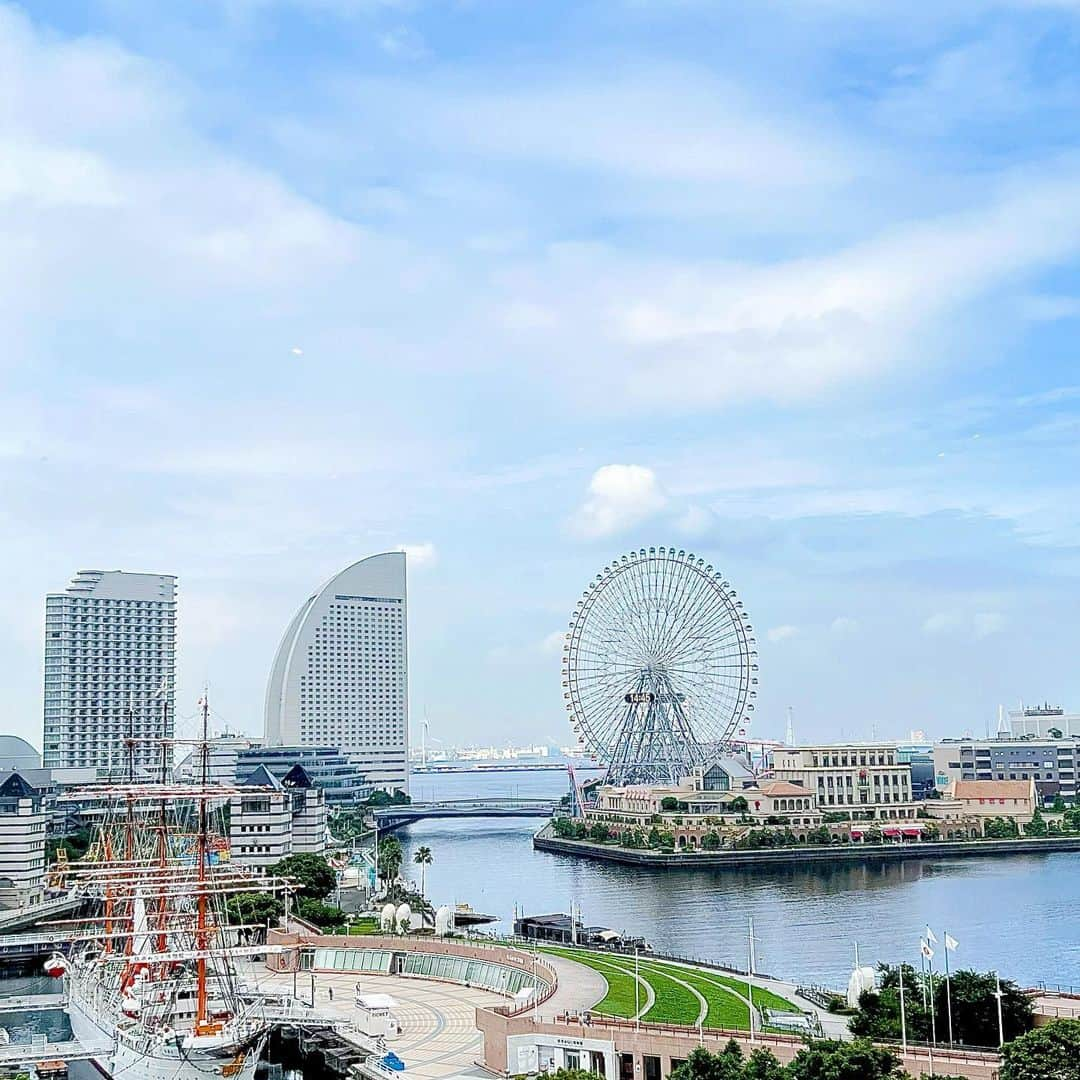 藤森香衣のインスタグラム：「- 景色が夏色になってきていて 嬉しい☁️  夏と秋までの計画を話して、盛り上がった日。  #横浜 #みなとみらい #桜木町 #ランチ #外国にいる気分」