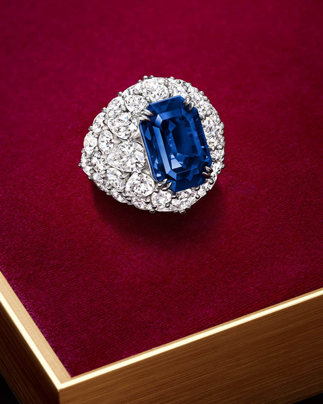 ハリー・ウィンストンのインスタグラム：「Throughout his career, Mr. Winston’s creations adorned monarchs across the globe. With a “crown” of brilliant diamonds surrounding a Kashmir sapphire center stone, the Crown Ring nods to the House’s history with royal courts. Discover the Royal Adornments suites and their noble inspirations—link in bio. #HarryWinston #WinstonHighJewelry」