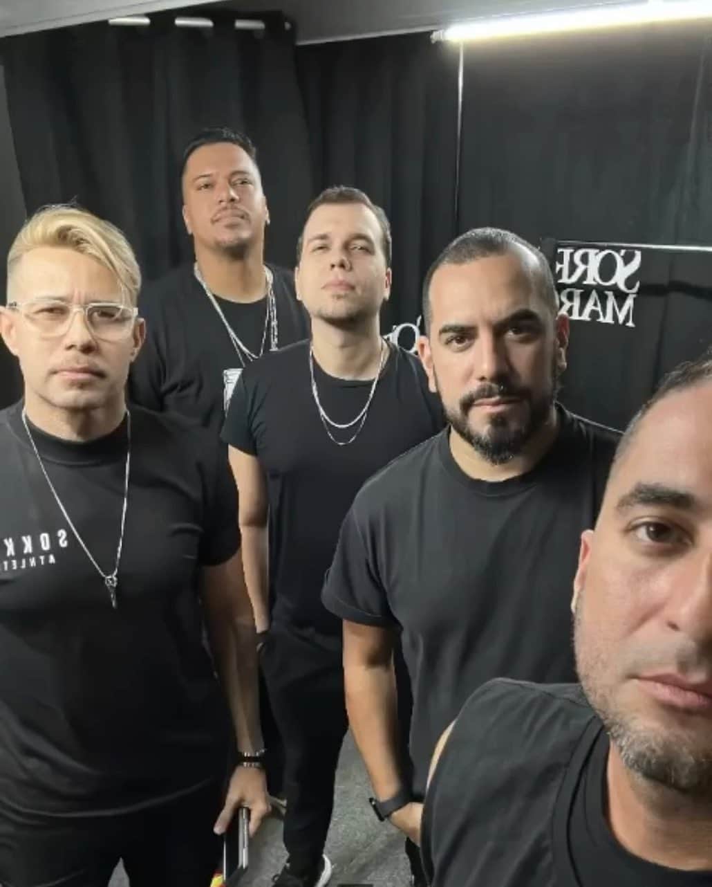 Sorriso Marotoのインスタグラム：「Turma, tá proibido passar por esse post sem curtir! 🖤  Já estamos prontos pros shows de Bertioga-SP e Uberlândia-MG. E aí, bora curtir um pagodinho com a gente? 😎🎶  #ComoAntigamente」
