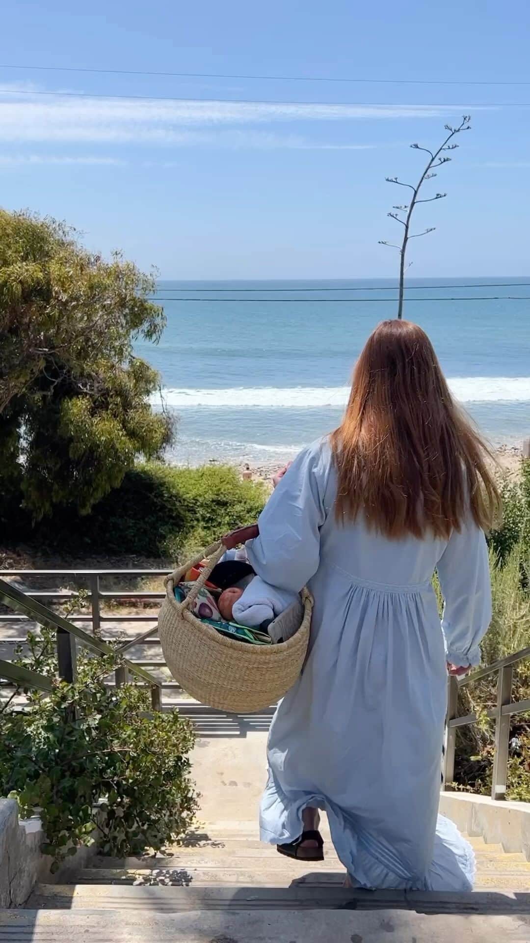 ボニー・ライトのインスタグラム：「Be your best Earthling while outdoors this summer! Here are some of my favourite tips to be respectful in nature.   🌞 Reef safe sunscreen  🍎 Low waste snacks  🍴 Reusable utensils 🧃 Avoid breakable glassware  👣 Leave only footsteps  📸 Take only beautiful memories  👋🏼 Say hello to your fellow Earthlings 🌱 Take your trash with you when you leave   Have a beautiful summer!」