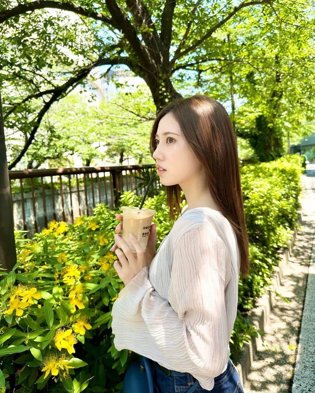 のインスタグラム：「ぷらっと散歩して  カフェ入ってのんびりする そんな日があってもいいよね𓂃𓂂🍃」