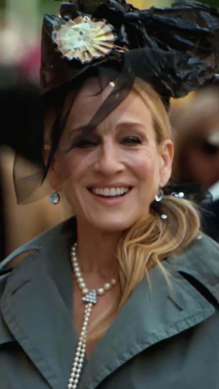安田直美のインスタグラム：「HELLO YOU! Starring the iconic @sarahjessicaparker for @voguemagazine directed by @bardiazeinali !!!  Director: @bardiazeinali Fashion Editor: @jordenbickham DP: @packdrawn Editor: @willhtown at @modern.post Production: @prodn_artandcommerce EP: @ianmilan_ @steeveeeeee  Creative Producer: @_ameliakring Set Designer: @davidjameswhite_ Additional Editing: @laurenfriedmann Post Producer: @morganesc0bar Color: @timmasick at @company_3 VFX and Animation: @wuziks Sound Design: @rphljls Producer: @theuniverstityofgeorgia Production Manager: @mr_mitchbaker Production Manager: @logankhidekel Production Manager: @samanthaleenyc Line Producer: @putshki Production Supervisor: @raven.jensen Production Coordinator: @daniel_order Camera B: @dougdurant Gaffer: omarknasr Key Grip: @bill_hilferty Casting Director: @shaynielsencasting Cast: @jalil_johnson @laurenezersky @iamwestdakota @nikitakesh @uglyworldwide @joeapollonio @sashafro @martinmherlihy @theofficialmilk_ @hectorluisdotcom @earlrosecomposer @hallowdreamz @_desire.x @beastyyy.__  @ikeluddy @obumanjalo  Talent Hair Stylist: @sergenormant Talent Makeup Artist: @elaineoffers Talent nail artist @geppolito  Background Hair Stylist: @mideyahparkerhair Background Makeup Artist: @michaelabosch Background Nail Artist: @naominailsnyc Still Life Photographer: @sorayatzaman Street Photographer: @mrstreetpeeper Director Agent: @jessica_daly Director Agency Producer: @sadinbrooklyn Special thanks: @tcsfilm, @vividkidnyc, @casamagazinesnyc Thank you <3 @guiducci @sergiokletnoy @juancp @orelnyc @sammysuss @alyssa @jerocchi thespiguatieri @willowlindley @eljosecriales」