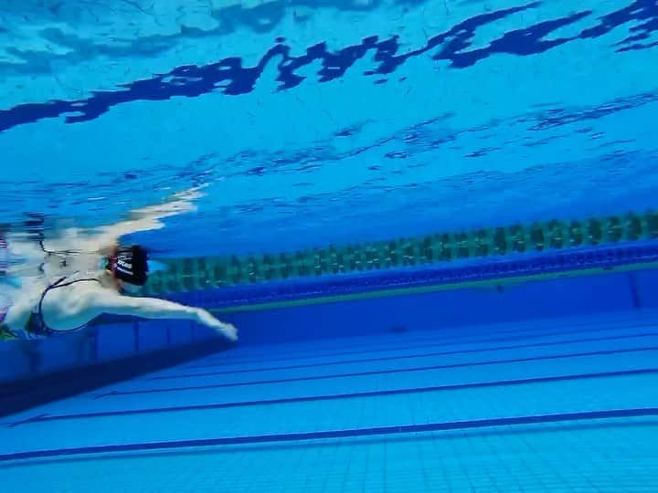 松本弥生のインスタグラム：「・ 陸トレ30mins スイム2,200m  肩甲骨周りのストレッチと、 腹筋とか体幹 あとは腕の力が必要だな🤔  この3つである程度タイムは出そう。  キックも少々やるべきかな。 もともとキックは強いからそこまでやらなくても大丈夫そう。な、感覚。  世界マスターズまであと44日  #世界マスターズ #worldmastersswimming  #練習仲間募集 #水泳 #動画は以前のものです」