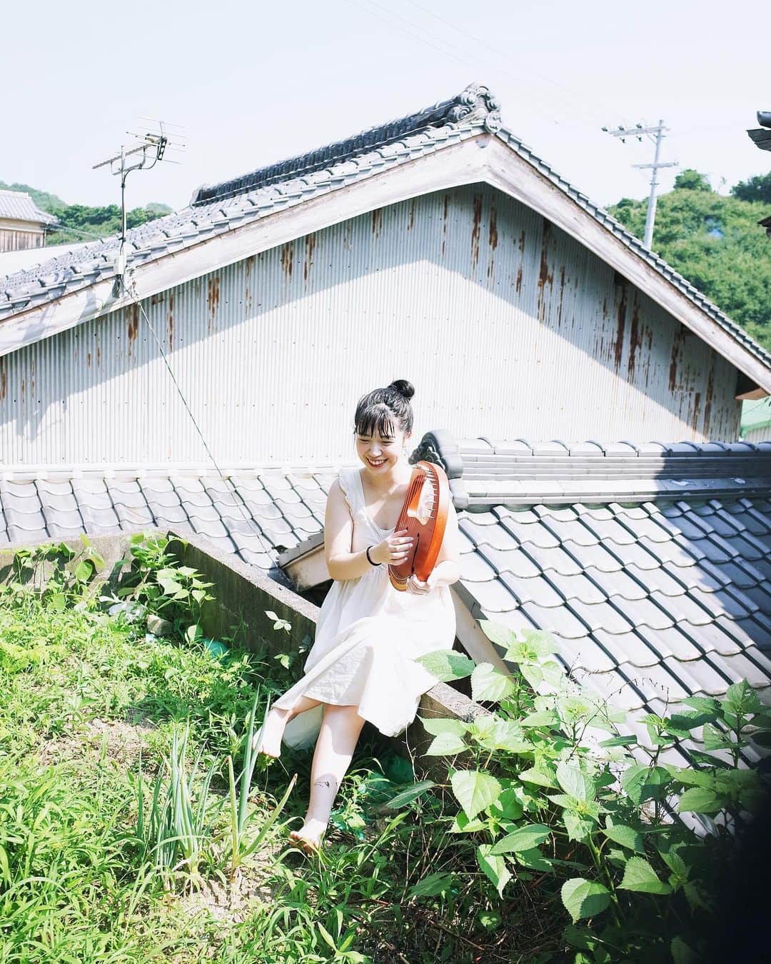 永原真夏のインスタグラム：「毎日持ち歩いて練習していたライアーハープで新曲のREC、楽しみにしていてくれ」