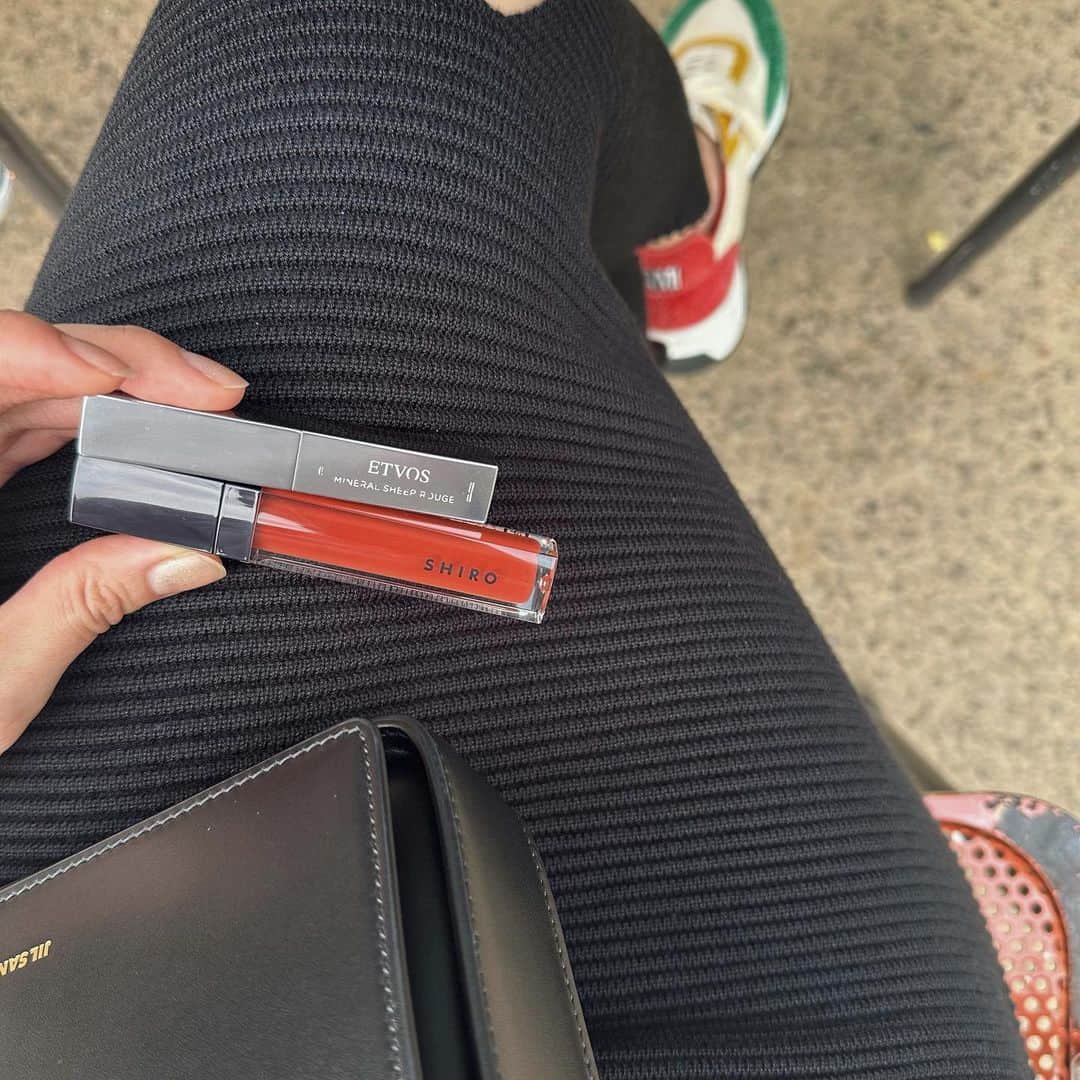 のインスタグラム：「最近常に持ち歩いてる子たち💄❤️ SHIROのこのリップオイル優秀すぎて、無くなったらまた同じの買いたいくらい！  #cosmetics#favorite#lip#shiro#etvos」