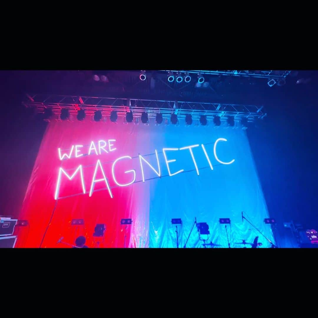 木村カエラのインスタグラム：「"WE ARE MAGNETIC"TOUR FINAL @TOKYO Zepp DiverCity 2023.6.23  ありがとうございました。 全てが最高で、世界がキラキラと輝いていた。 こんなに幸せを感じてしまっていいのだろうか。そんな風に思うほど、美しくて愛しい時間だった。 生きてるって、おもった。 心の中の時計の針が流れていくのを感じた。　  私にそう思わせてくれてありがとう。  今日は、１９周年という記念日でもある日。 今日来てくれたみんな、TOURに遊びにきてくれたみんな、 LIVEを作ってくれたスタッフのみんな、 スペシャルゲストとしてきてくれた、 SANABAGUN.の  岩間くん　( @iwama0176 )  高岩くん( @ryotakaiwa0827 ) そして、AIちゃん( @officialai )❤️  みんなからたくさんの愛をもらった日でした。 もー感謝しかない。  みんなをギュッと一人一人抱きしめたい、そんな気持ち一杯です。  本当にありがとうございました。 20周年まで駆け抜けていきます。 これからも応援よろしくお願いします🥹❤️  #magnetic #TOUR  #19thanniversary」