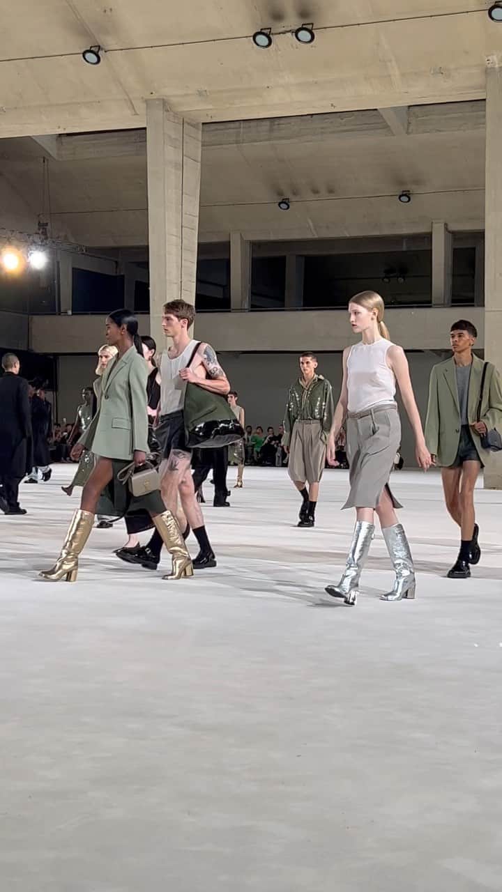 AnOther Magazineのインスタグラム：「Opened by @vincentcassel, last night’s @amiparis show was a reinterpretation of the basics inspired by the minimalism of the 90s 🤍  In fluid shapes and a refined sense of pragmatism, the French fashion label moved towards a unisex wardrobe, evolving its menswear to sophisticated new heights. “Ami is rooted in the real world, our clothes are made to be worn and enjoyed,” says founder and creative director @alexandremattiussi9, “to be mixed and matched, our collections are meant to live.”  🎥 by @jordanduddy」