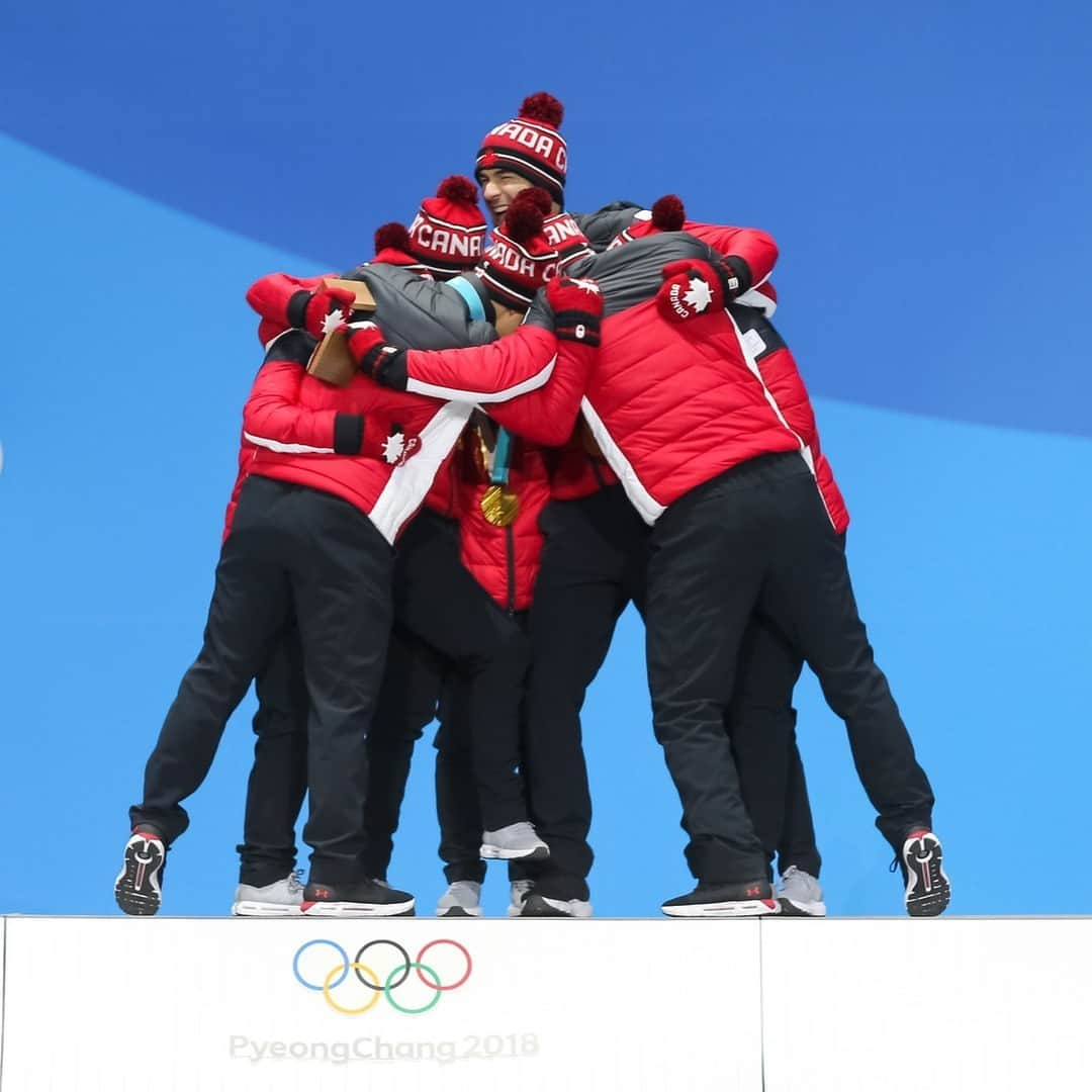 Skate Canadaさんのインスタグラム写真 - (Skate CanadaInstagram)「Happy #OlympicDay! Today we celebrate sport, health and this special event that brings so many people together ❤️  What is your number 1 memory from the Olympic Games? 👇 __________________  Bonne #journéeolympique! Aujourd'hui, nous célébrons le sport, la santé et cet événement spécial qui rassemble tant de gens ❤️  Quel est votre souvenir préféré des Jeux olympiques? 👇  📸 @gregkolz | Patrice Lapointe | Gerard Chataigneau  #skating #figureskating #iceskating #patinageartistique #olympics #letsmove」6月24日 0時32分 - skate_canada