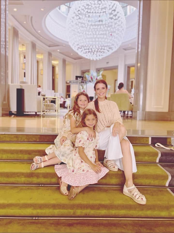 ジョアンナ・ガルシアのインスタグラム：「Bucket list afternoon with my two best girls and our friend, Amber. Tea @corinthialondon was one of the most lovely experiences we have ever shared. Thank you @christriplet for spoiling us ❤️.」