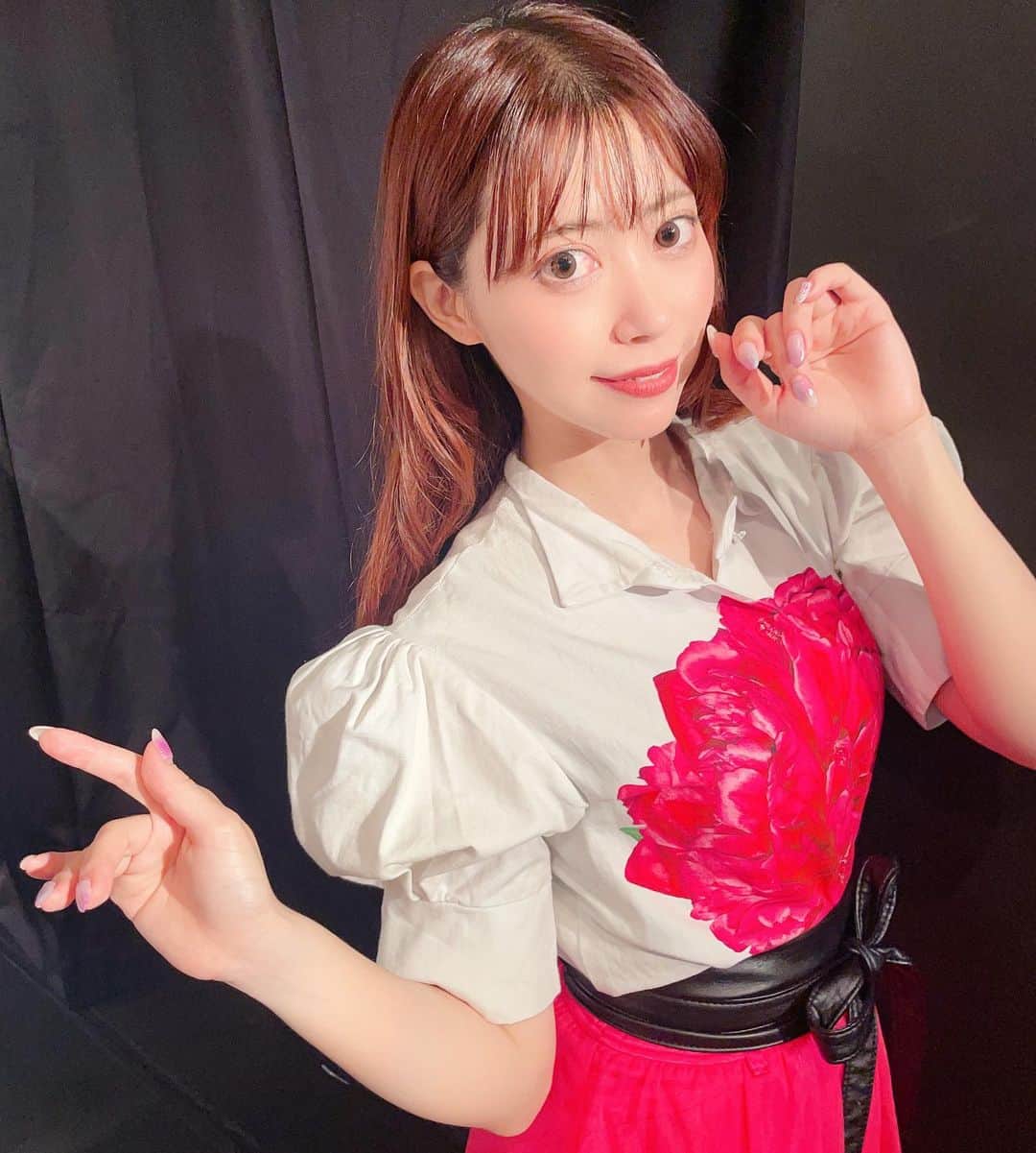 のインスタグラム：「ぬんちゃれすごんざえもん☀️ 本日はショウガールズcomedy show tour2023 『兼業芸人』 〝笑わせるのって、ちょー楽しい！″にご来場頂きました皆様、満員御礼🎊㊗誠にありがとうございました♥️ いい幕開けとなりました😊♡ - 結論から申し上げますと、、、 めちゃくちゃ楽しかったです(◍¯∀¯◍)ꉂꉂ - 中村涼子さんのネタで1本ピンネタをさせて頂きまして、実はゲネプロまで腑に落ちず、ずっと嗚咽が止まらない状況だったんだけど、涼子さんに頂いた言葉 【私が言ったこと、最後舞台に上がる時は捨ててください！ ぬーさんの腑に落ちた面白さでゴーゴーしてください！😁】という言葉を何度も見返し、自分と向き合い、自分を信じてやりきりました‼️🔥 - 涼子さんの励みの言葉そして皆様の温かな空間のおかげでのびのびとやる事ができとても感謝しています。 本当にありがとうございます🥹 自分の課題点もまだまだあるのでこれからも精進して参ります❣️ そして、ういやまうさん、まりーな、りおち、メンバーが救いの言葉をかけてくれたり、背中を思いっきり叩いて気合い入れしてくれたおかげでもあるから感謝してます🙏💕 - そしてもう一本ピンネタを披露したのは、まうさんでした✨ めちゃくちゃ努力していた姿をみていたのでそれでやり切った姿をみてカッコよかったな✌️💕 - 1人でステージに立ってちゃんと笑いをとって帰ってくるピン芸人さん方、涼子さん、ぶるまさん、ムートンさん、大谷さんは本当にリスペクト👏です😘 - 明日からはまた別のネタでメンバーがピンネタ披露するので是非応援に駆けつけて欲しいです🔥✨ - 他にも新ネタ盛りだくさんで今日とはまた違うネタをやりますのでよろしくお願いします🙏✨ - アンケートも待ってます🍀*゜ - 幕間のVも全日ちがうのでお楽しみに(^-^)明日は誰のタレコミかなー？？՞⸝⸝ᵒ̴̶̷ 𓈞 ᵒ̴̶̷⸝⸝՞ - それでは皆様ごきげよう。 あやすみなさいzzz  【Access】  アトリエファンファーレ東新宿 東京都新宿区大久保1-3-15 アクロス東新宿B1F  ✱ショウガールズよりお願い✱ 本日より開演時間は定刻でスタート致しますので、会場まで余裕をもってお越し頂きますようお願い致します☺️ やむおえず開場時間を過ぎてからお越し頂いたく場合は申し訳ございませんが少しの間、外でお待ち頂く場合がございます。 又、通路のお席に通させて頂く場合もございます。 ご理解、ご協力の程よろしくお願い致します🙇‍♀️ 皆様のお越しを心よりお待ちしております💐  #ショウガールズツアー2023  #漫才 #コント #ピンネタ」